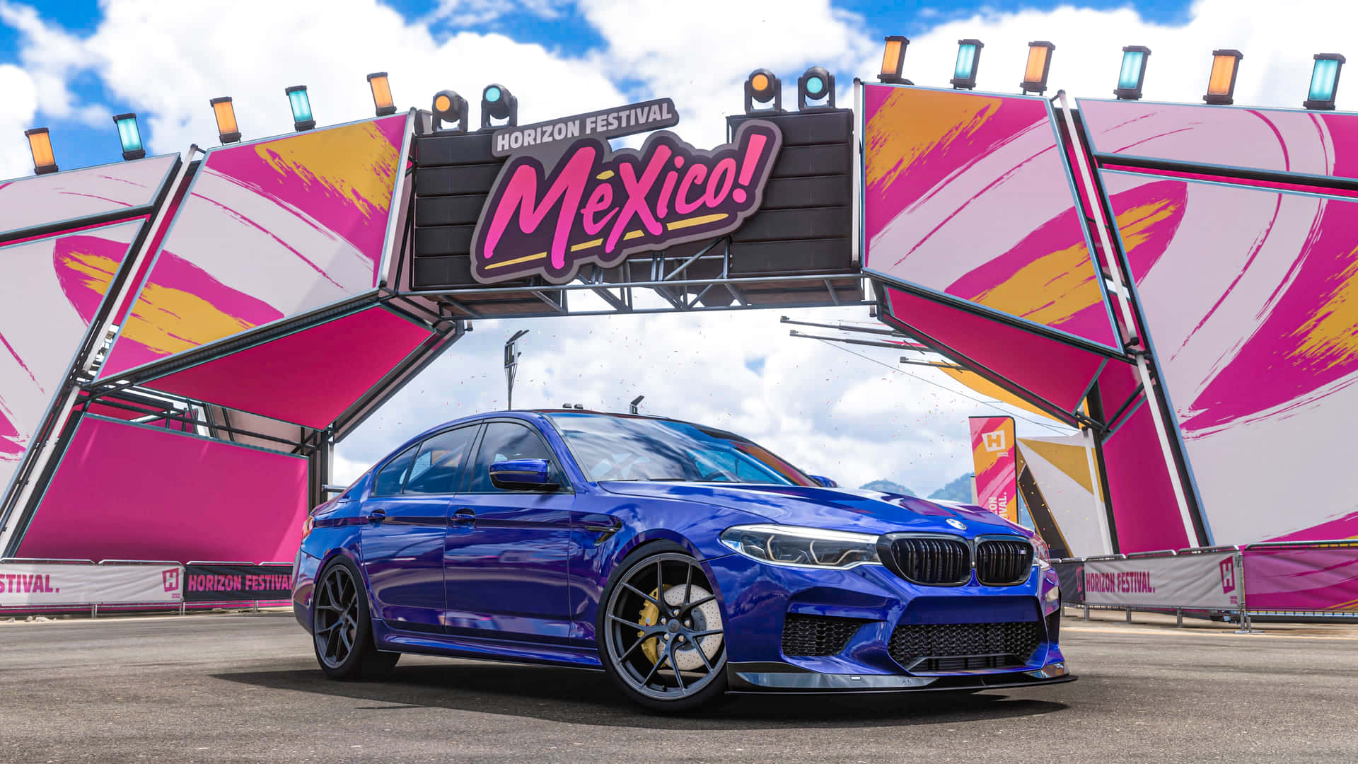 藍色BMW M5在Horizon Festival Mexico的色彩繽紛拱門下