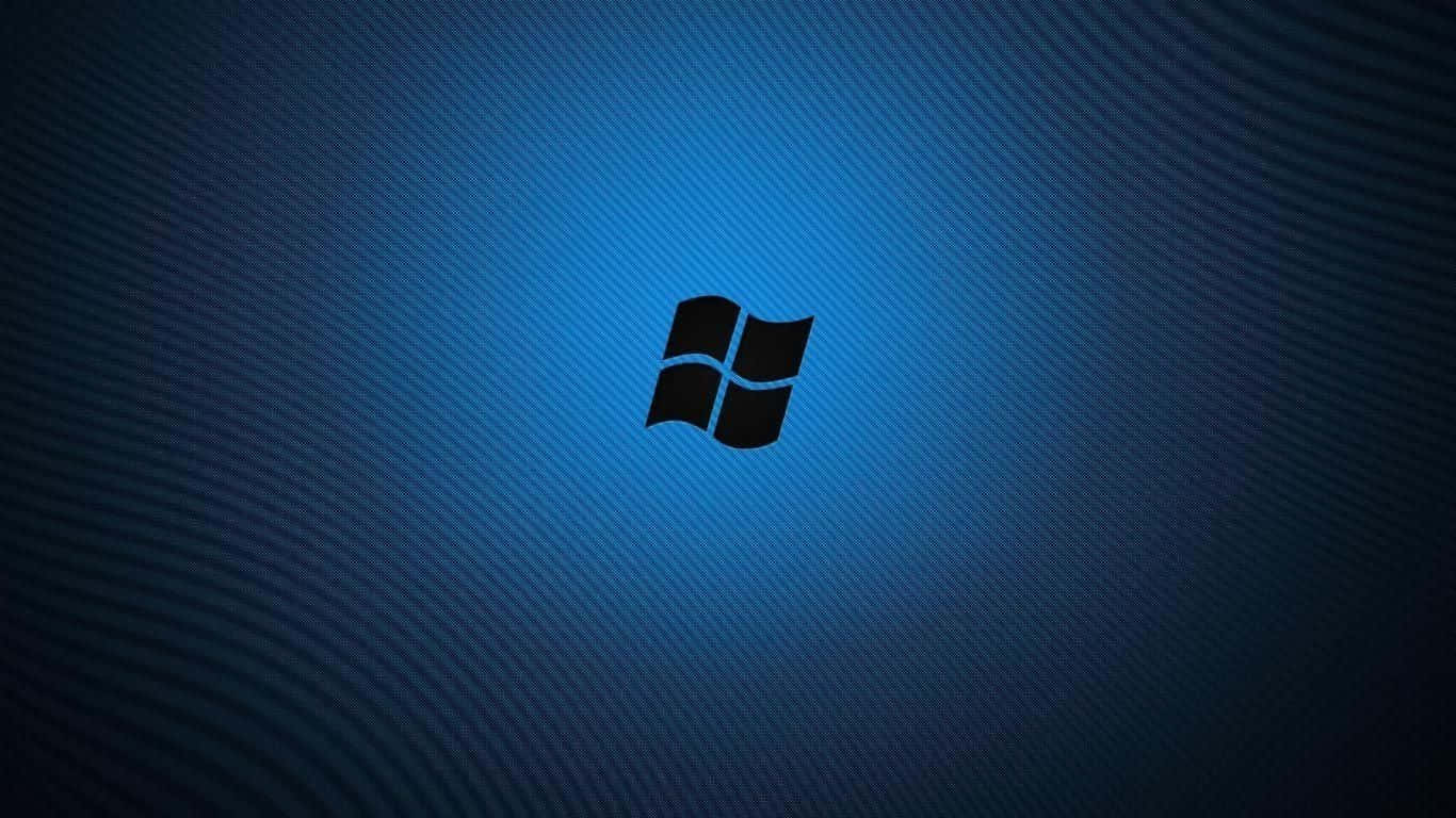 藍色Windows 7 1366x768顯示器背景 壁紙 — 一個黑色Windows標誌置中於帶有微妙放射紋理的藍色漸變背景上。