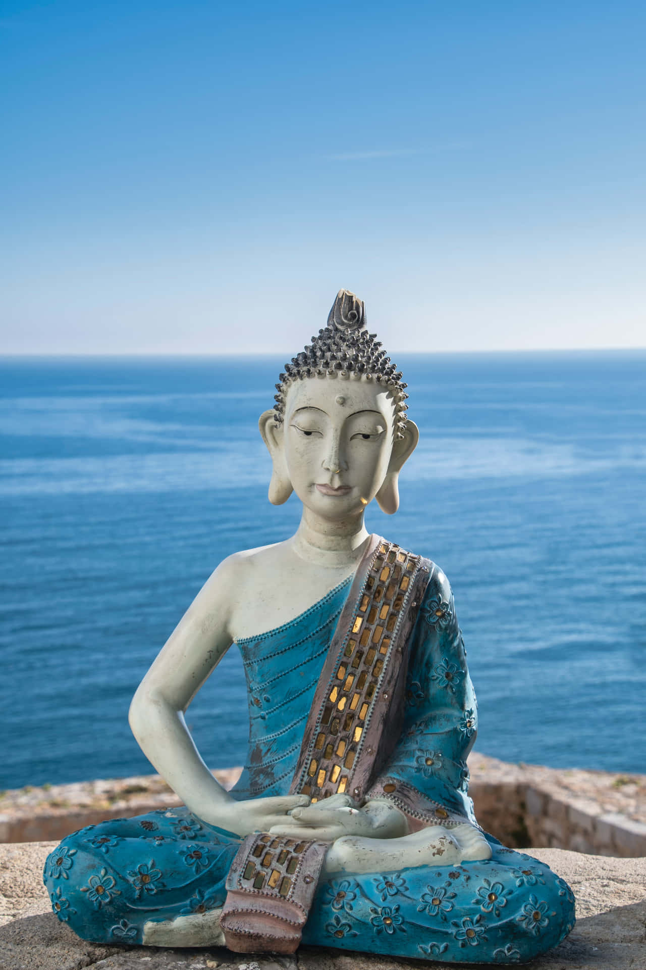 佛像在海邊日落時冥想