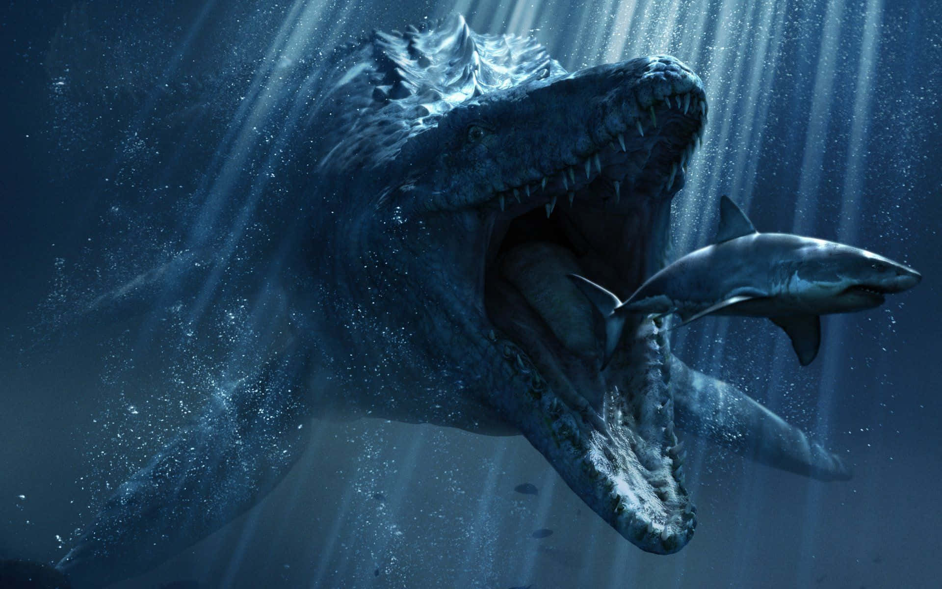 藍色侏羅紀世界mosasaurus 壁紙 — 一個巨大的史前海怪，頭部帶刺，張開大嘴，在水下猛衝，吞下一條鯊魚，在深藍色的海洋中，陽光穿透水面。