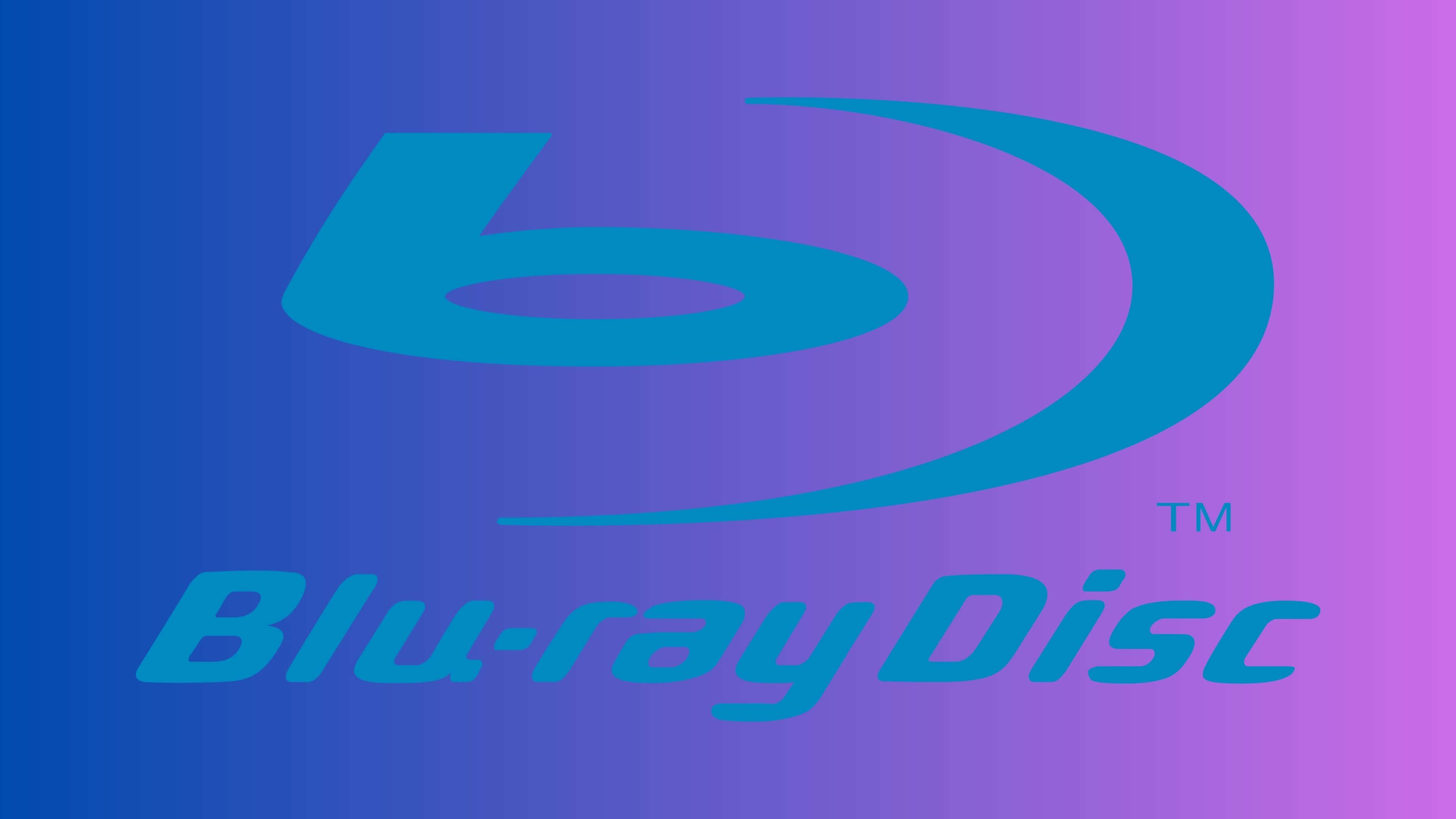 4K Blu-ray 桌布 壁紙 — 藍色到紫色的鮮豔漸變背景上，展示了標誌性的青綠色Blu-ray Disc標誌及其招牌的弧線和文字。