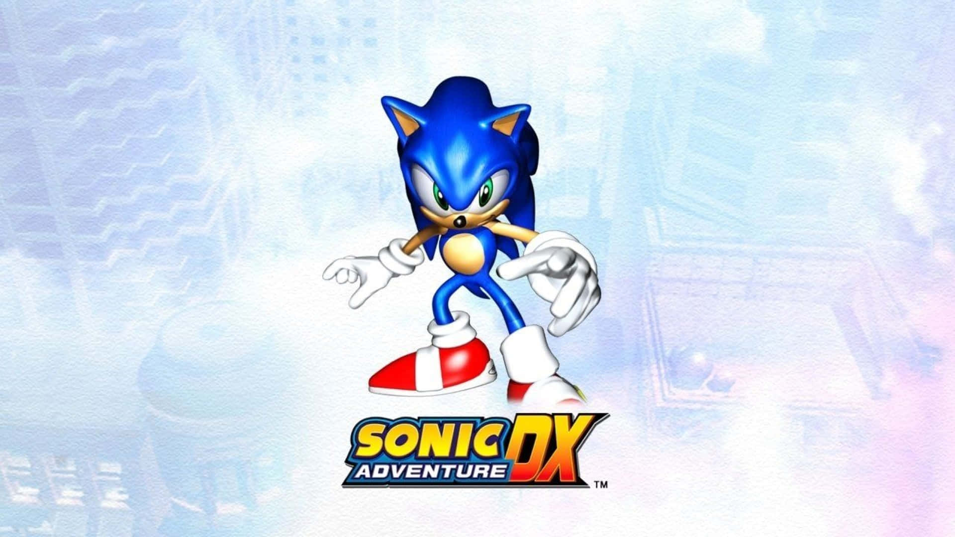 Sonic Adventure HD 桌布 壁紙 — 藍色刺蝟索尼克自信地站在模糊的城市景觀前，下方有Sonic Adventure DX標誌。