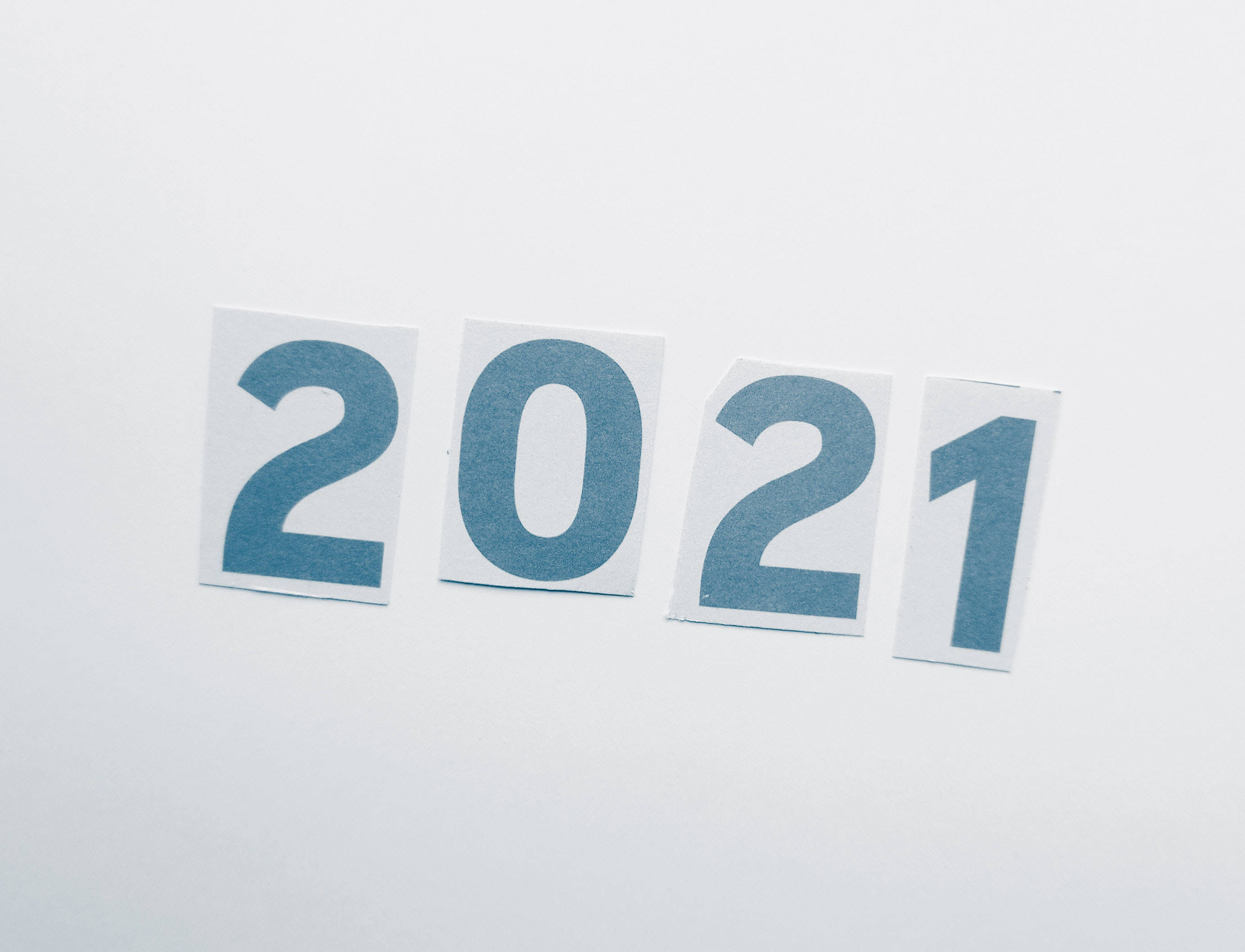 2021 Desktop 桌布 壁紙 — 藍色剪紙數字拼出2021，排列在帶有柔和陰影的純白背景上。