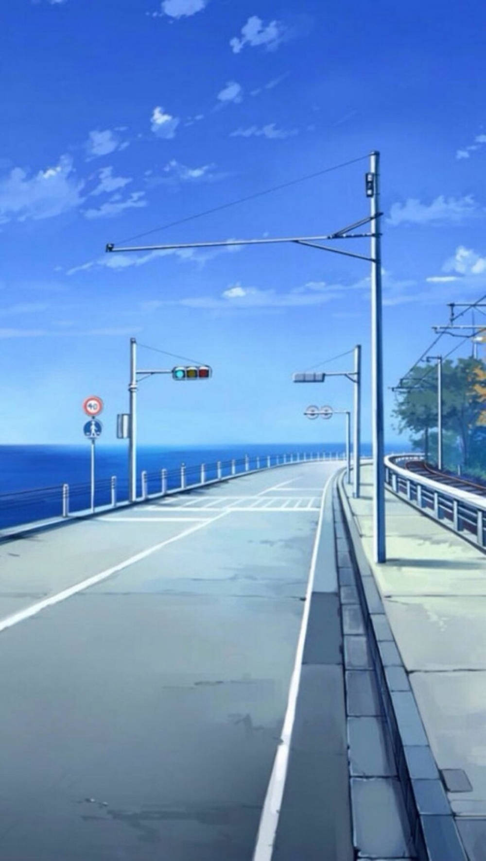 晴朗藍天下空無一人的沿海道路，可欣賞海景