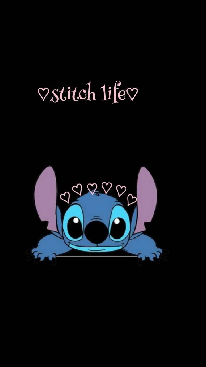 cute stitch iPhone 桌布 壁紙 — 藍色卡通外星人史迪仔喺黑色背景上，頭頂有愛心，喺一條線上面偷睇。