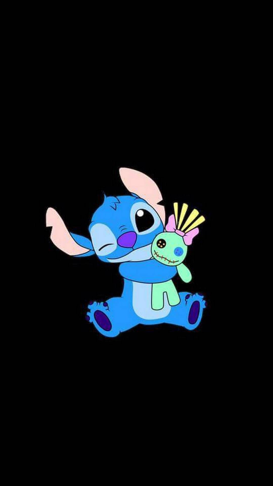 cute stitch iPhone 桌布 壁紙 — 藍色卡通外星人史迪奇在黑色背景前擁抱一個帶有粉紅色蝴蝶結的綠色縫製娃娃。