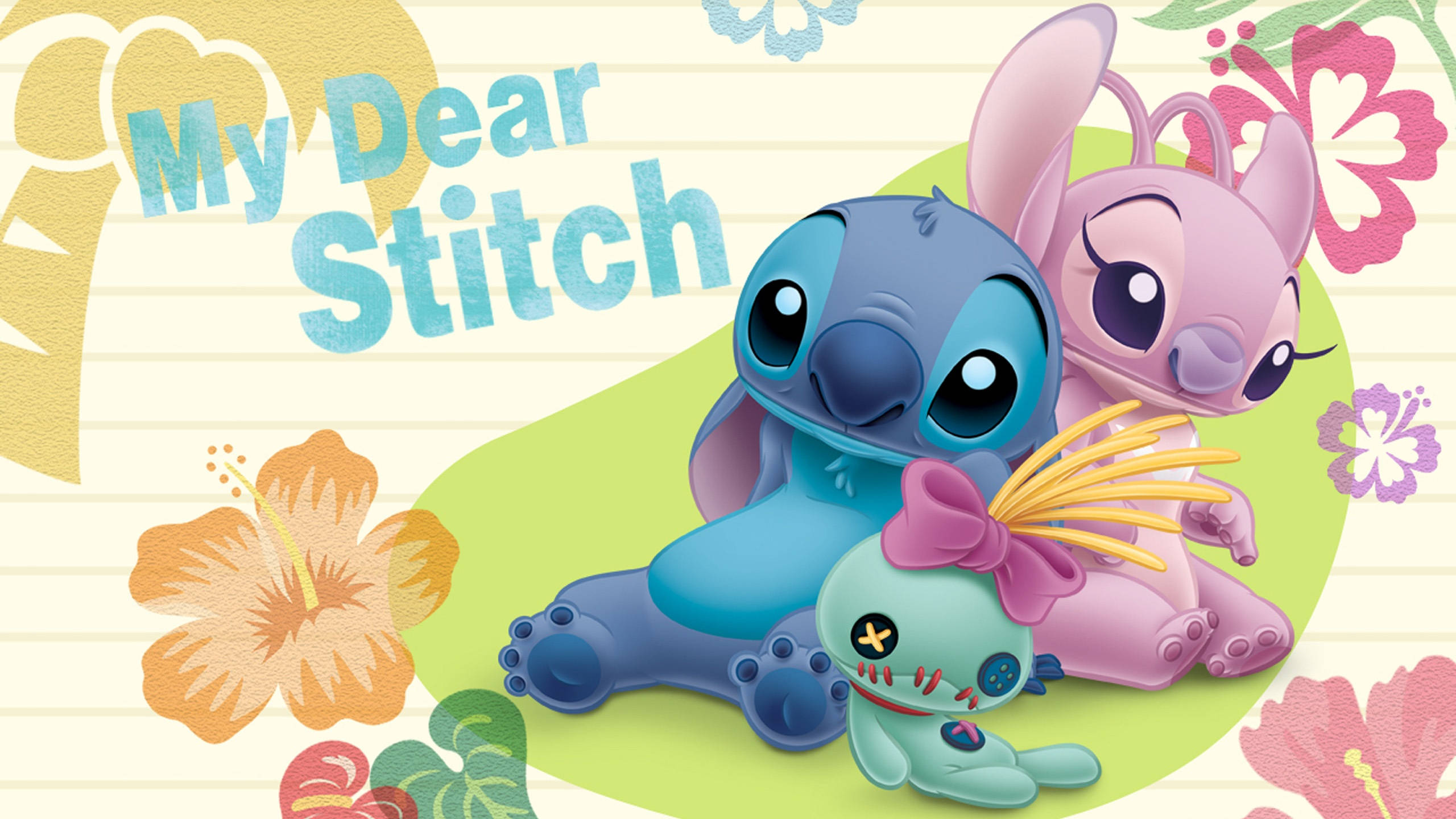 Stitch And Angel 桌布 壁紙 — 藍色史迪仔和粉紅色安琪在間條紙上擁抱一個被色彩繽紛的芙蓉花包圍的小綠色毛絨玩具。