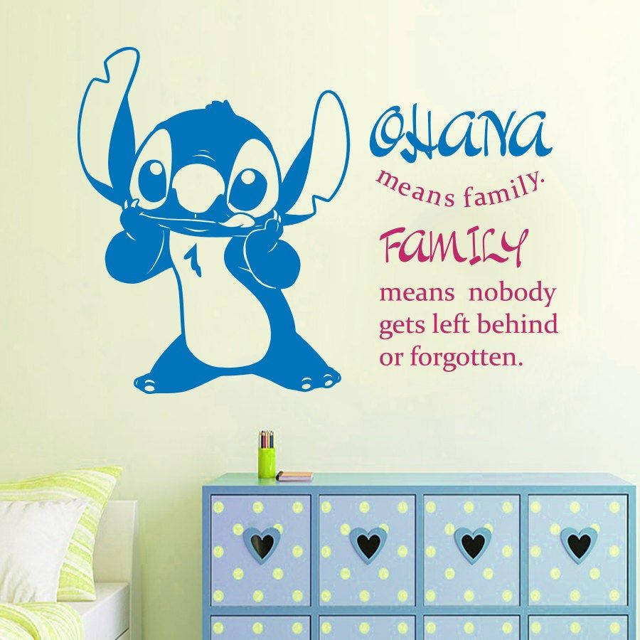 Family 桌布 壁紙 — 藍色史迪奇牆貼，上面有「Ohana 意思是家人」的語錄，位於淺藍色帶心形鏤空的抽屜櫃上方。