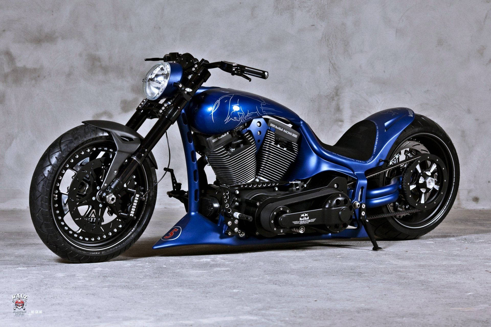 藍色哈雷戴維森4K機車 壁紙 — 一架訂製的藍色chopper電單車，帶有鍍鉻裝飾和黑色輪胎，停放在紋理灰色混凝土牆前。