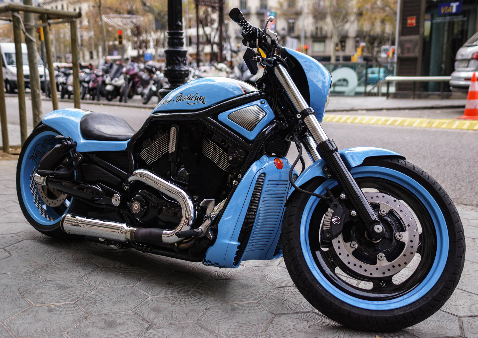一架藍色Harley-Davidson電單車停泊在城市行人路上。