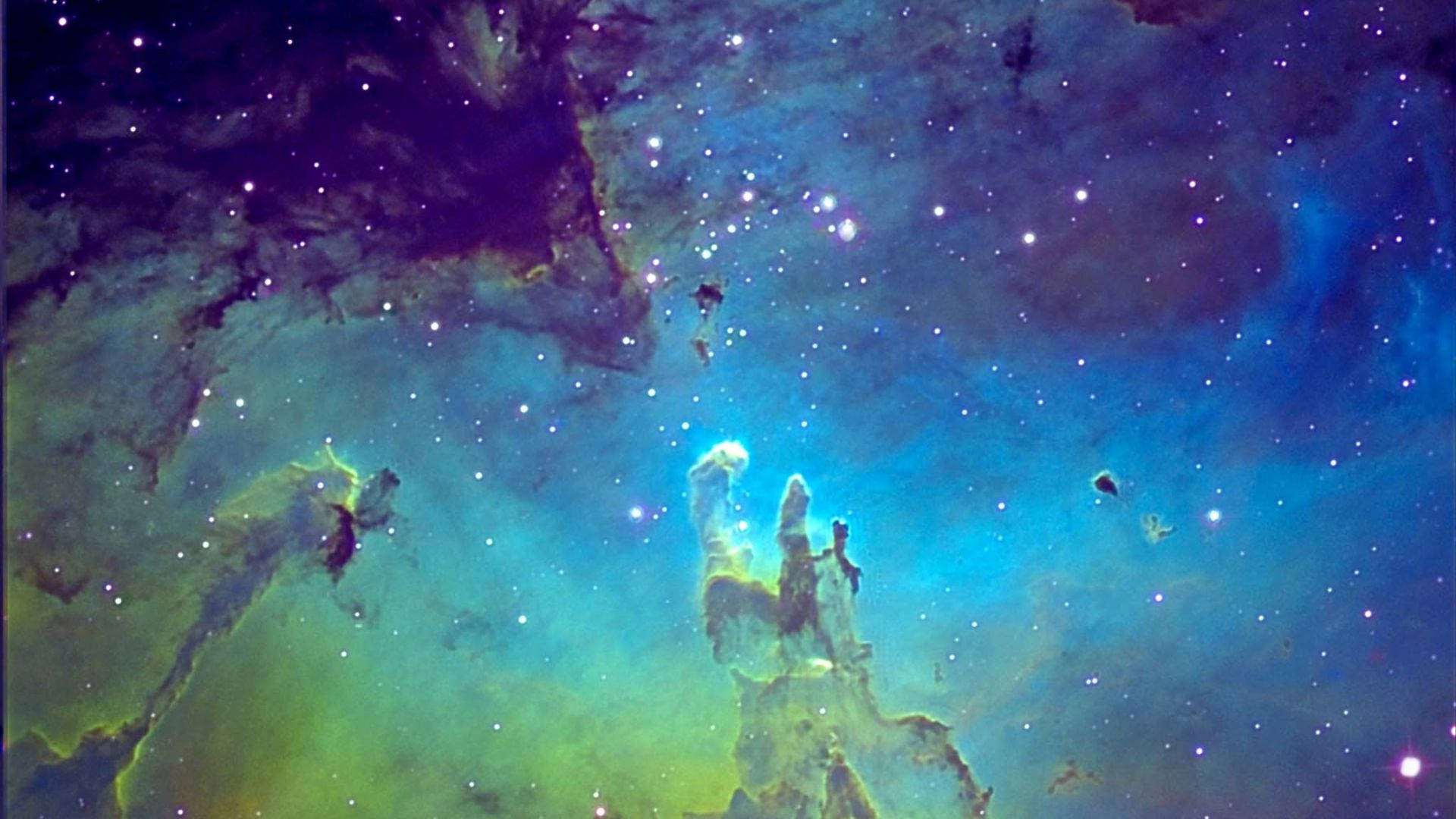 在深空中，帶有發光雲層和明亮星星的鮮豔宇宙星雲。