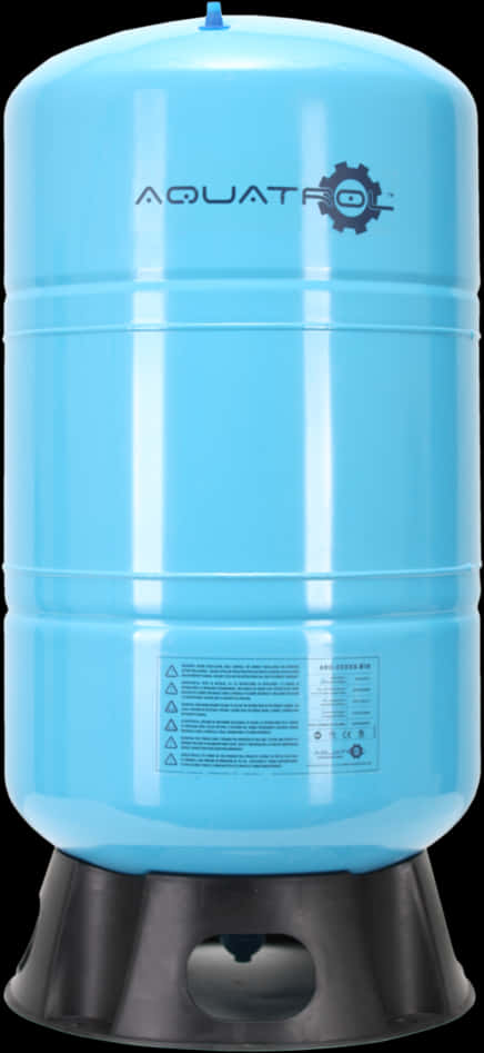 藍色垂直儲水罐 壁紙 — 一個高身淺藍色圓柱形水缸，帶有 'AQUATROL' 品牌標誌和警告標籤，立在黑色底座上，背景深色。