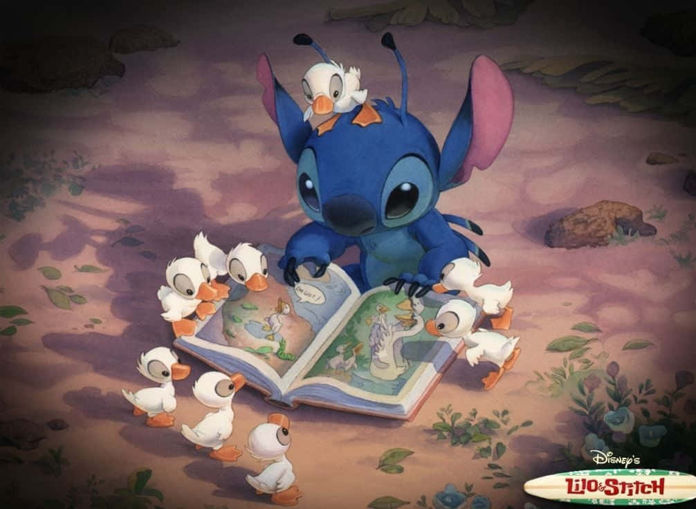 Cute Lilo And Stitch 桌布 壁紙 — 藍色外星人史迪奇在柔和的黃昏戶外環境中，為一群白色小鴨朗讀故事書。