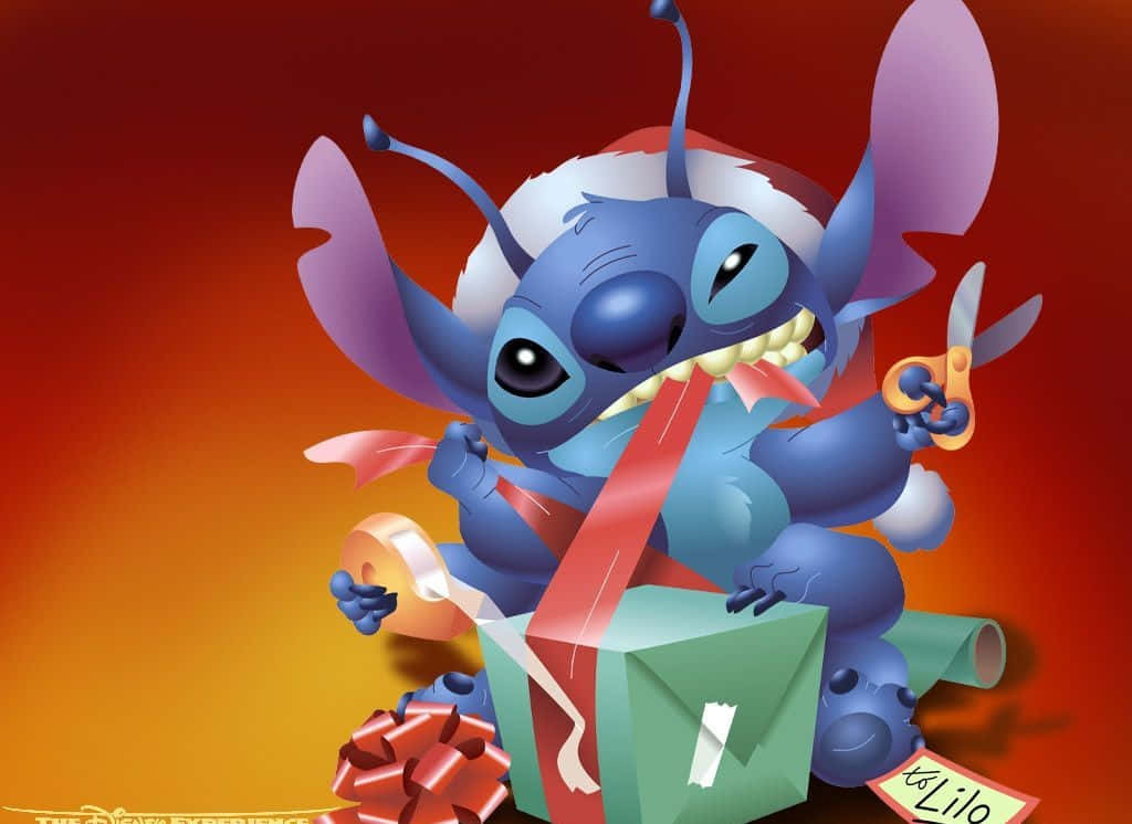 Cute Lilo And Stitch 桌布 壁紙 — 藍色外星人史迪奇戴著聖誕帽，用剪刀和膠帶在溫暖漸變背景上開心地拆禮物。
