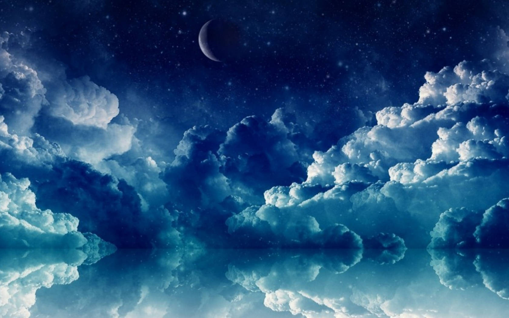 新月和星星倒映在夜間戲劇性雲層下的平靜水面上。