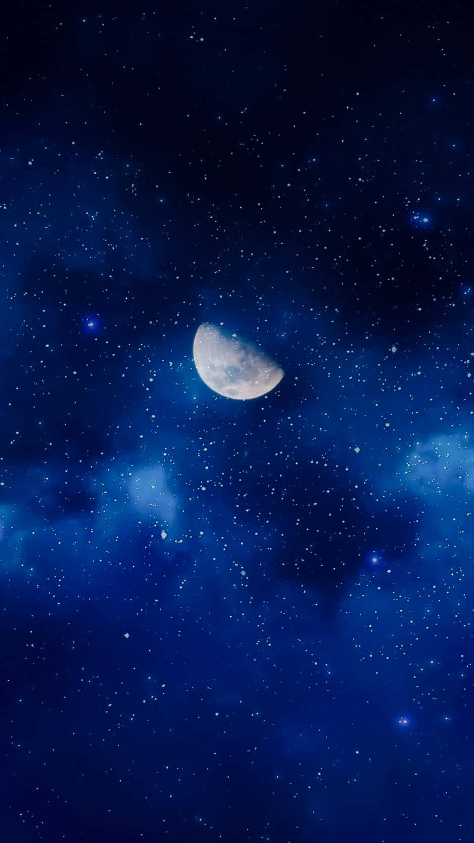 藍色夜空與月相圖 壁紙 — 一彎新月在深藍色的星空中柔和地發光，縷縷薄雲飄過夜空。