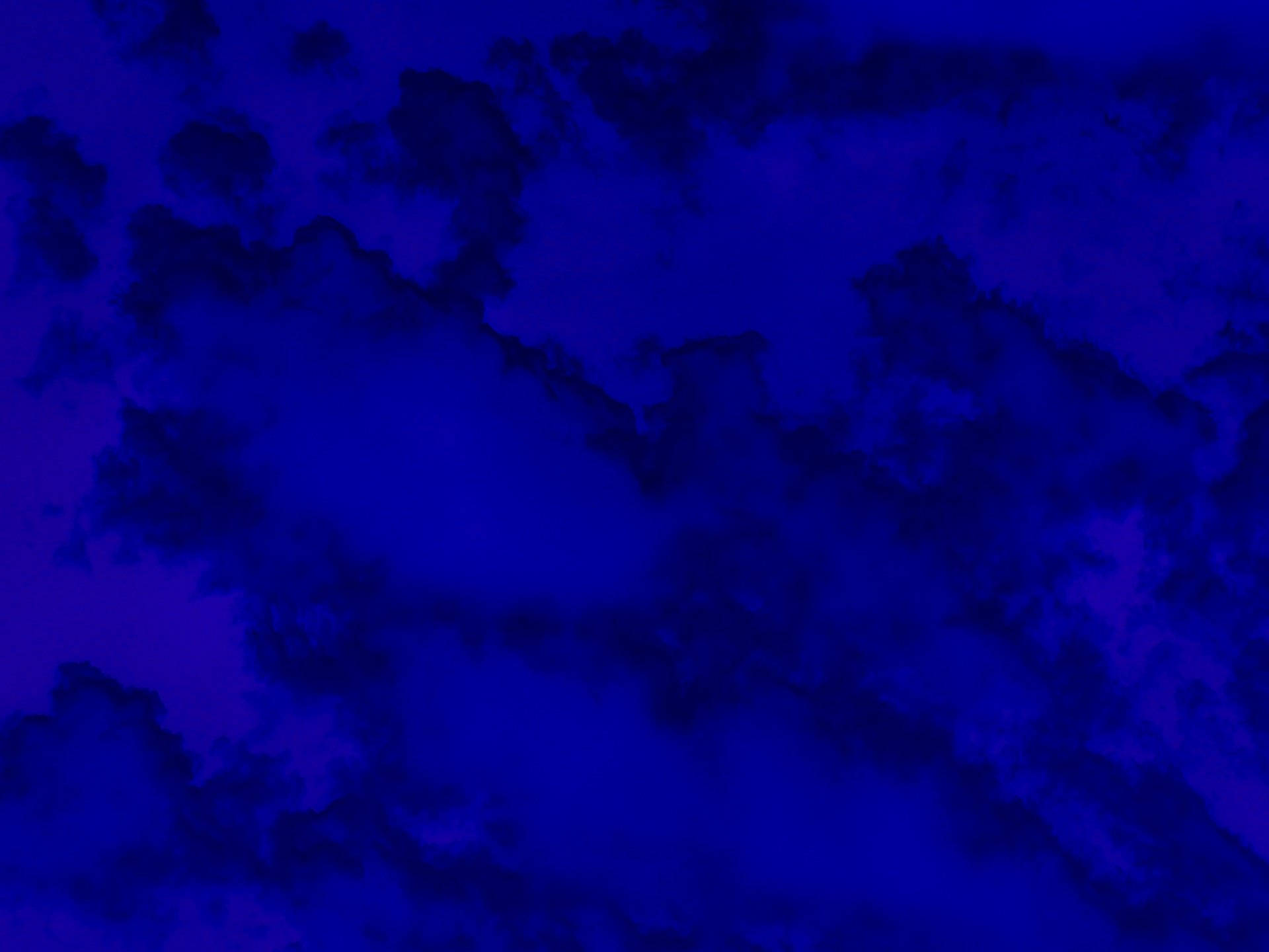 在夜空背景下，深藍色和紫色調的黑暗旋轉雲朵。