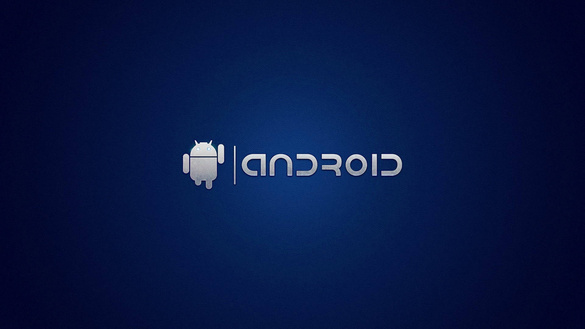 藍色安卓廣告桌面 壁紙 — Android 標誌在深藍色漸變背景上閃耀著金屬銀色光澤。