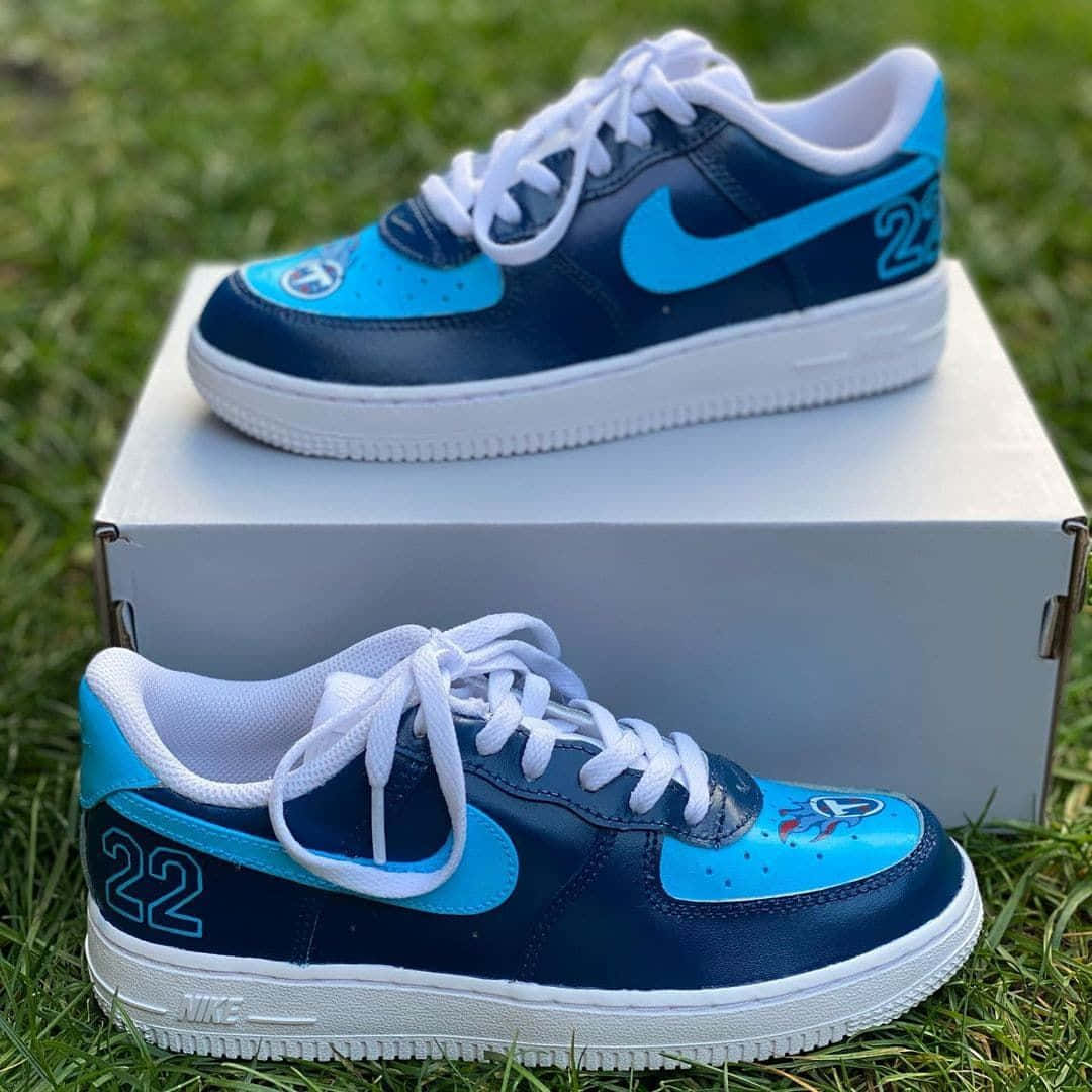 訂製的藍白Nike波鞋，草地上有22號。