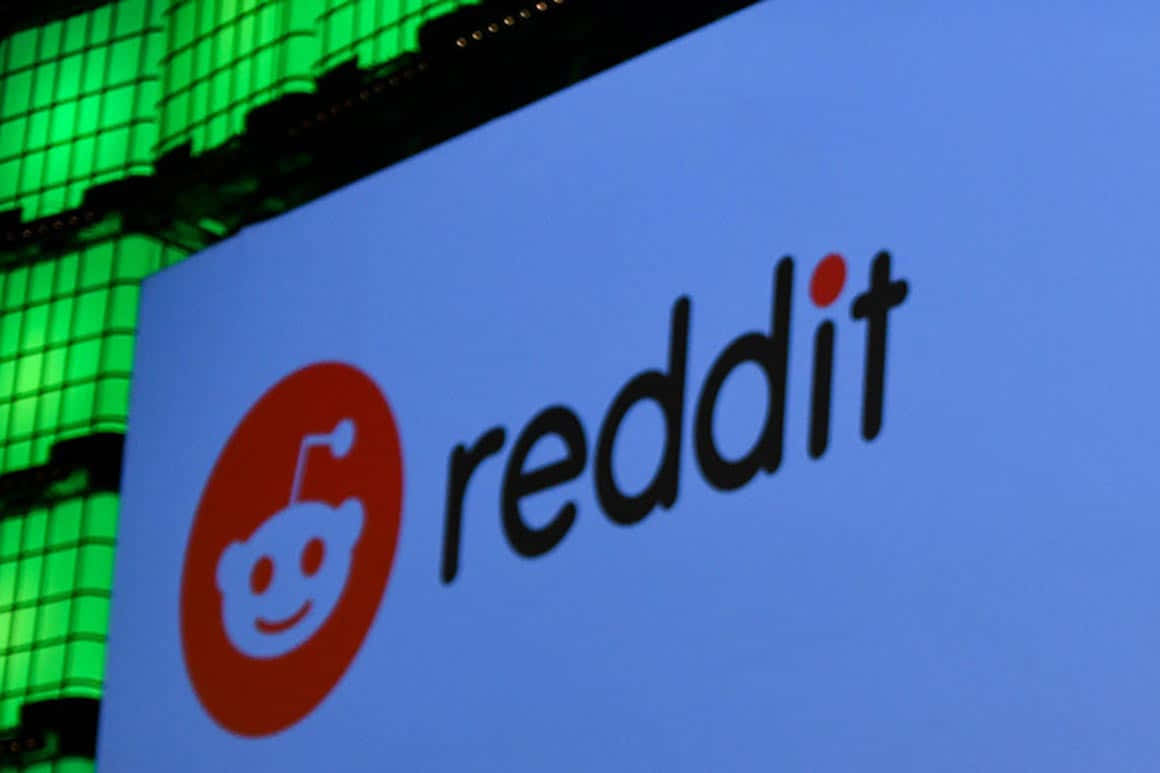 reddit 桌布 壁紙 — 藍色屏幕上明亮嘅Reddit標誌特寫，背景有綠色網格燈光。