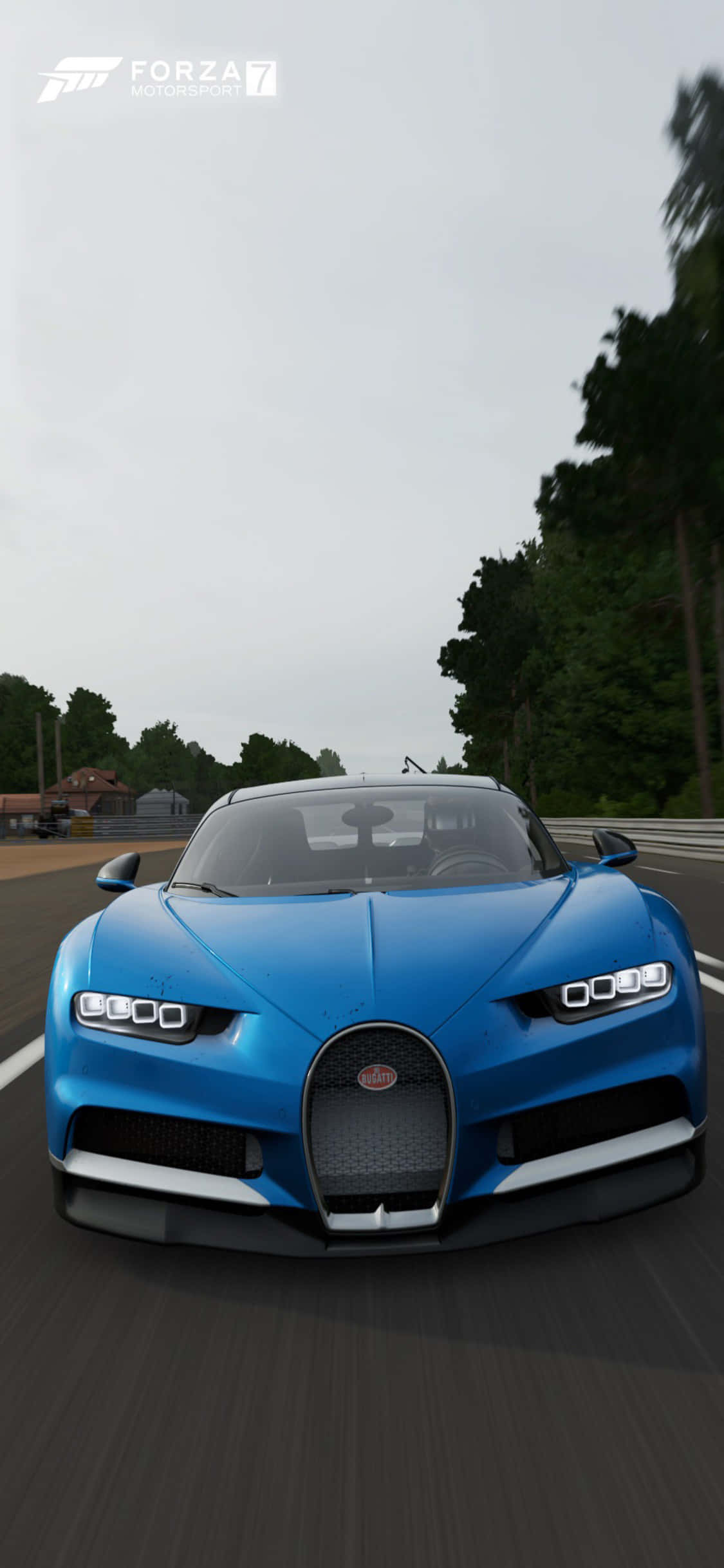 藍色布加迪奇隆 iPhone X《極限競速7》背景 壁紙 — 一輛充滿活力的藍色Bugatti Chiron在陰天之下，沿著森林環繞的賽道飛馳。