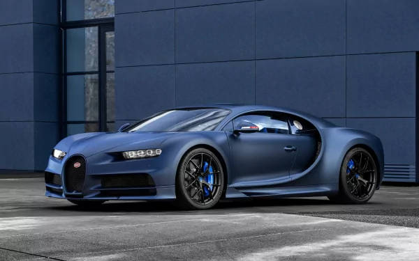 啞光藍色Bugatti Chiron停在一棟現代建築前。