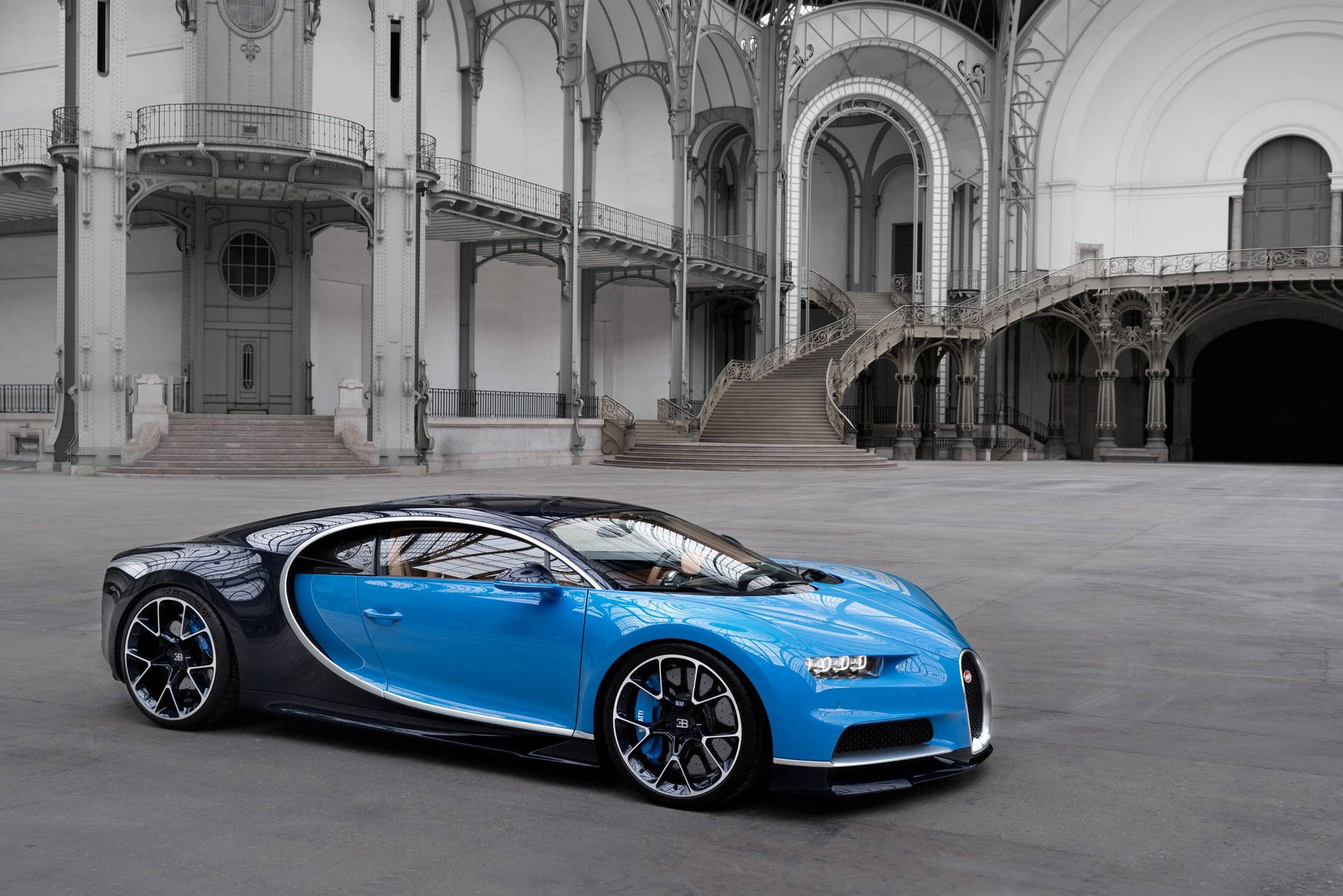 宏偉工業大廳中的藍黑 Bugatti Chiron。