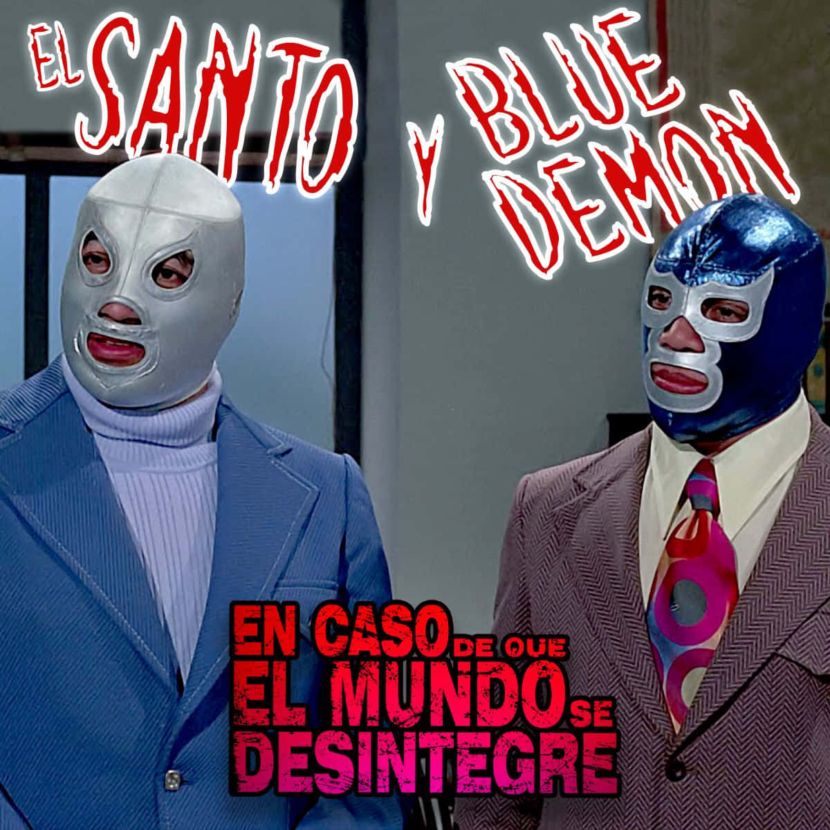 藍色惡魔與聖人海報設計 壁紙 — 兩位標誌性摔角手El Santo和Blue Demon身穿西裝戴著面具，在素色牆壁前以粗體紅色文字疊加效果擺出戲劇性姿勢。