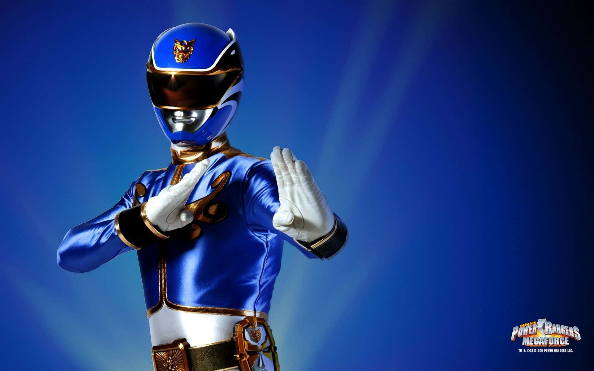 Power Rangers 桌布 壁紙 — 藍色戰士以英雄姿態站在散發光芒的藍色背景前，伴隨光線。