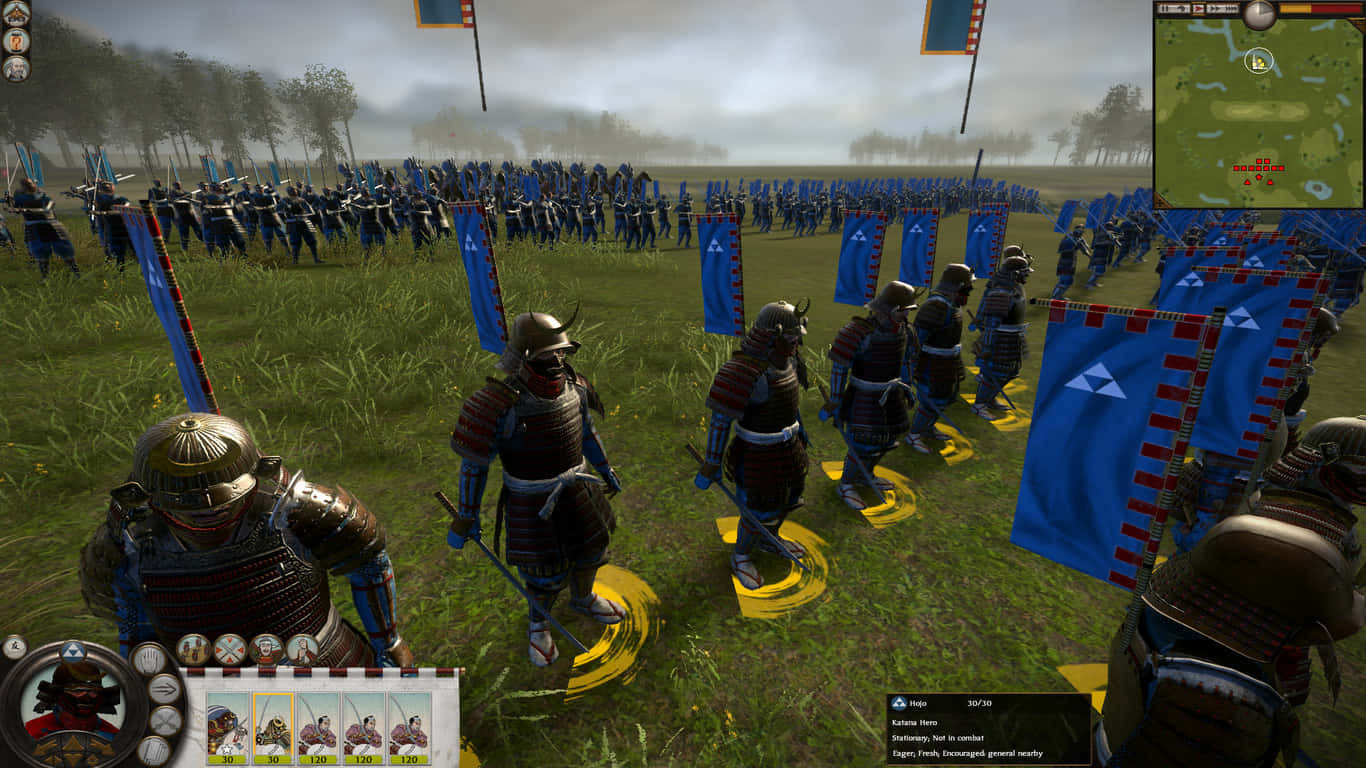 藍色戰旗 1366x768 Total War Shogun 2 背景 壁紙 — 身穿精細盔甲的武士戰士在霧氣瀰漫的戰場上列陣，手持藍色旗幟，天空多雲。
