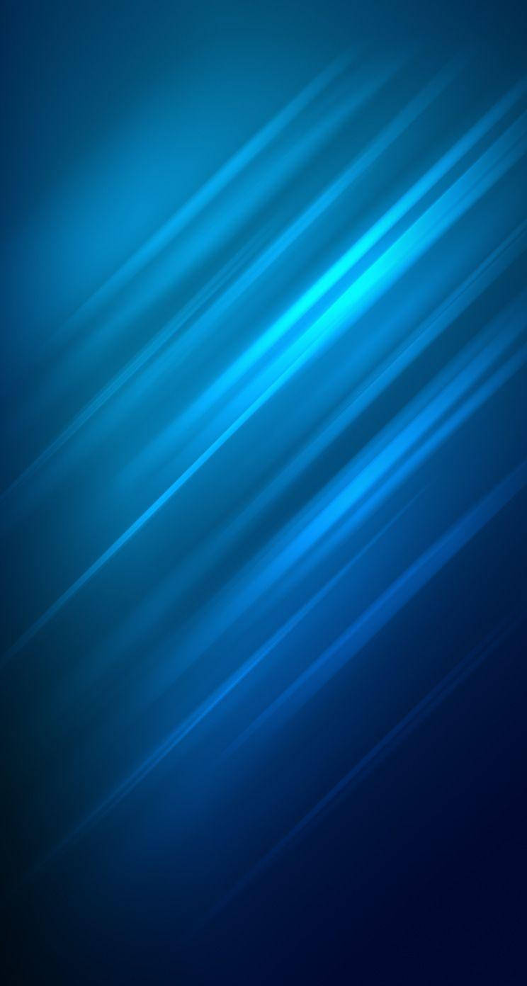 藍色抽象動態 iPhone SE 壁紙 — 充滿活力的對角藍色光線條在漸變背景上輻射，營造出動態的數位光芒。
