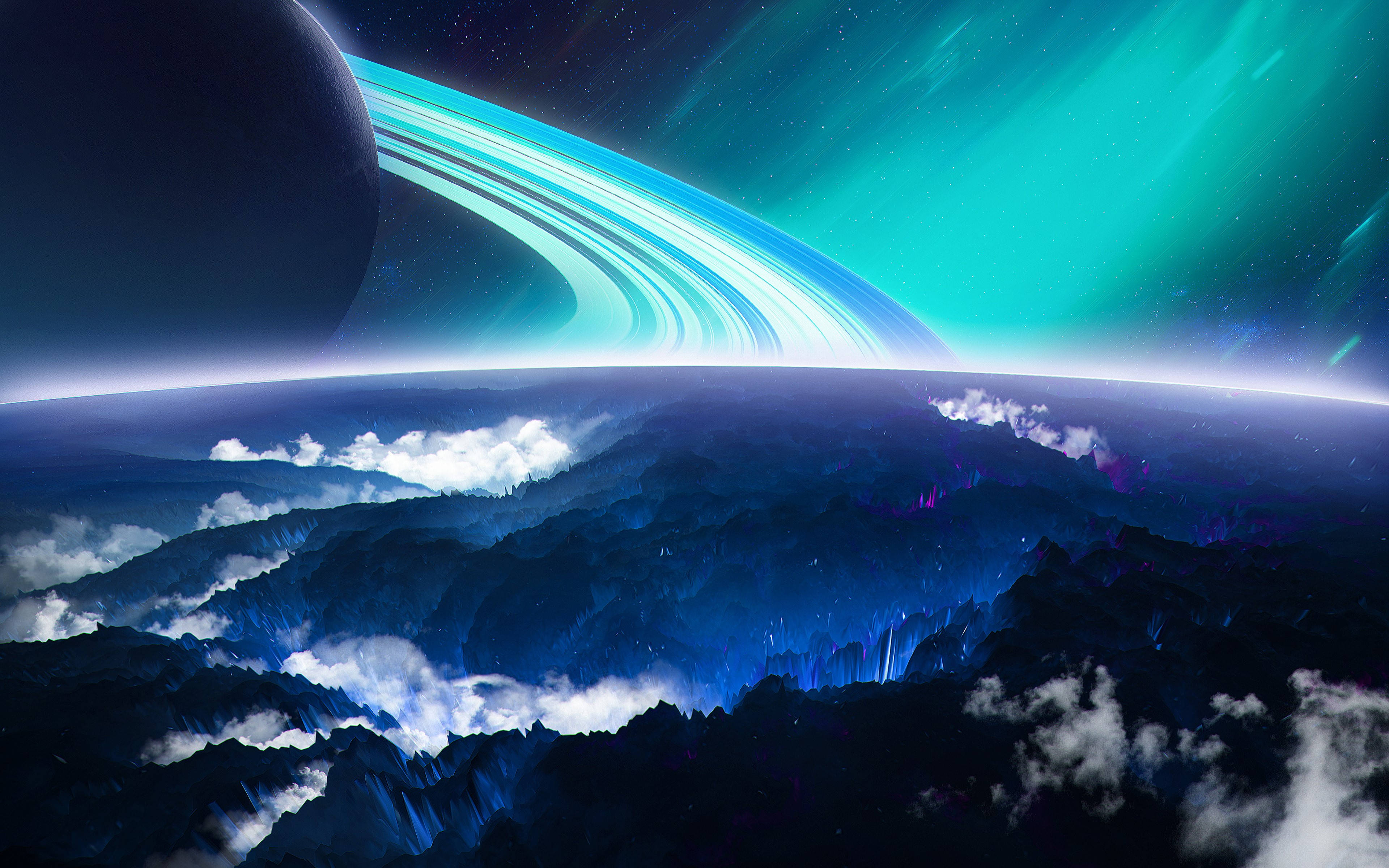 藍色星球宇宙 壁紙 — 超現實的外星景觀，崎嶇的山脈在發光的青綠色極光下，天空中有帶環的行星。
