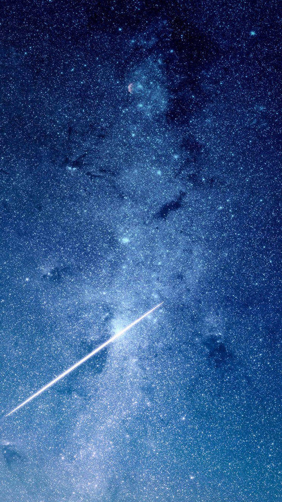 藍色星系 iPhone SE 壁紙 — 一顆明亮的流星斜斜劃過充滿宇宙塵埃和遙遠星雲的深藍色星空。