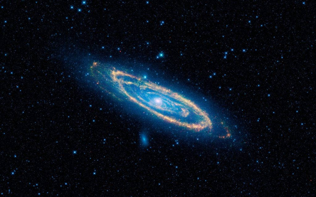 藍色星系的璀璨視野 壁紙 — 一個令人驚嘆的螺旋星系在深空的星場中散發出藍色和橙色的色調。
