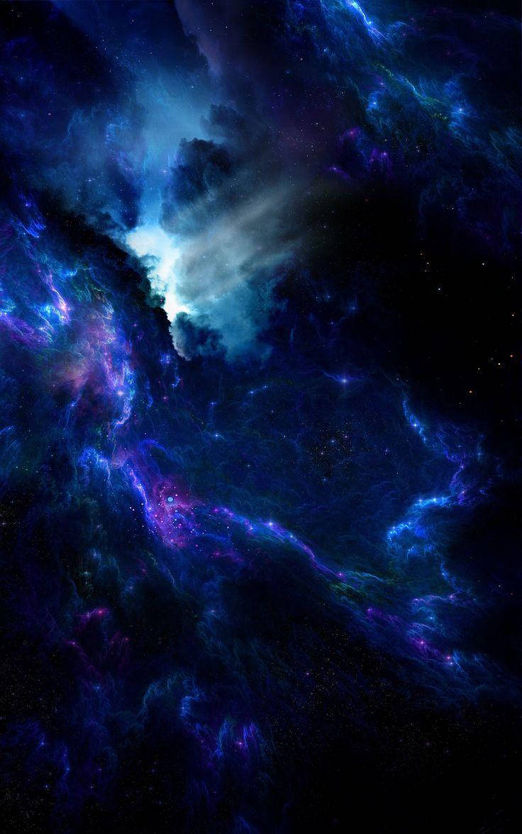 藍色星系與光束 壁紙 — 一個宇宙星雲在佈滿星辰的虛空中旋轉，帶有電光藍和紫色，散發著天體能量。