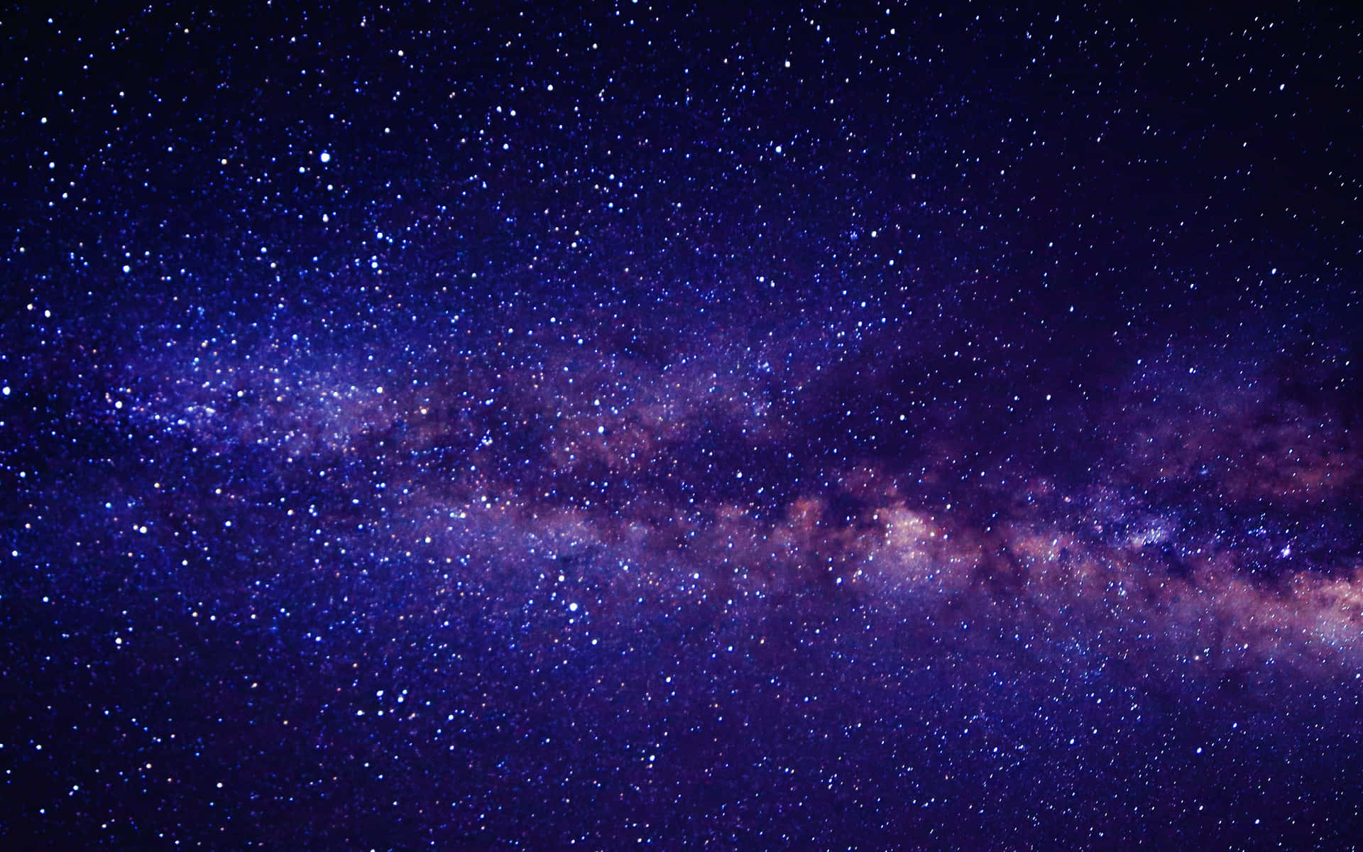 星空夜空中帶有紫色和粉紅色星雲的銀河系。