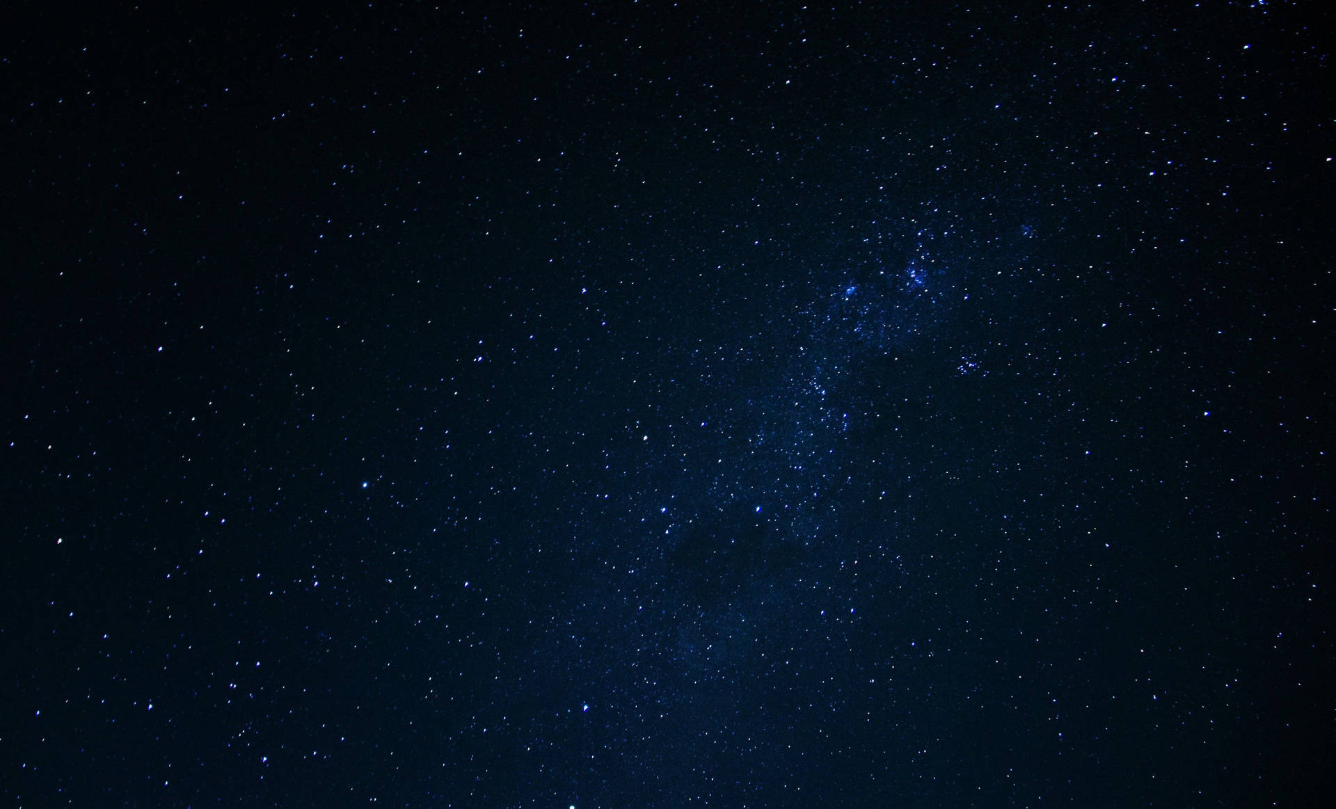 黑暗夜空中的銀河系與藍色星星