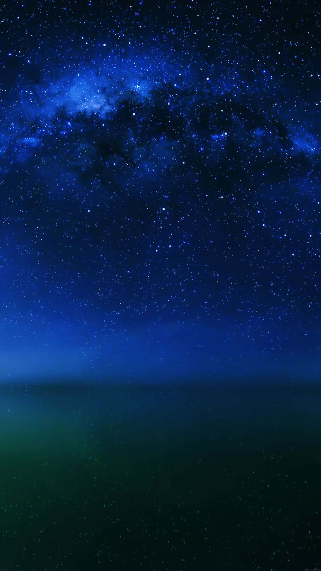 銀河系在星空下黑暗的地平線上閃耀。