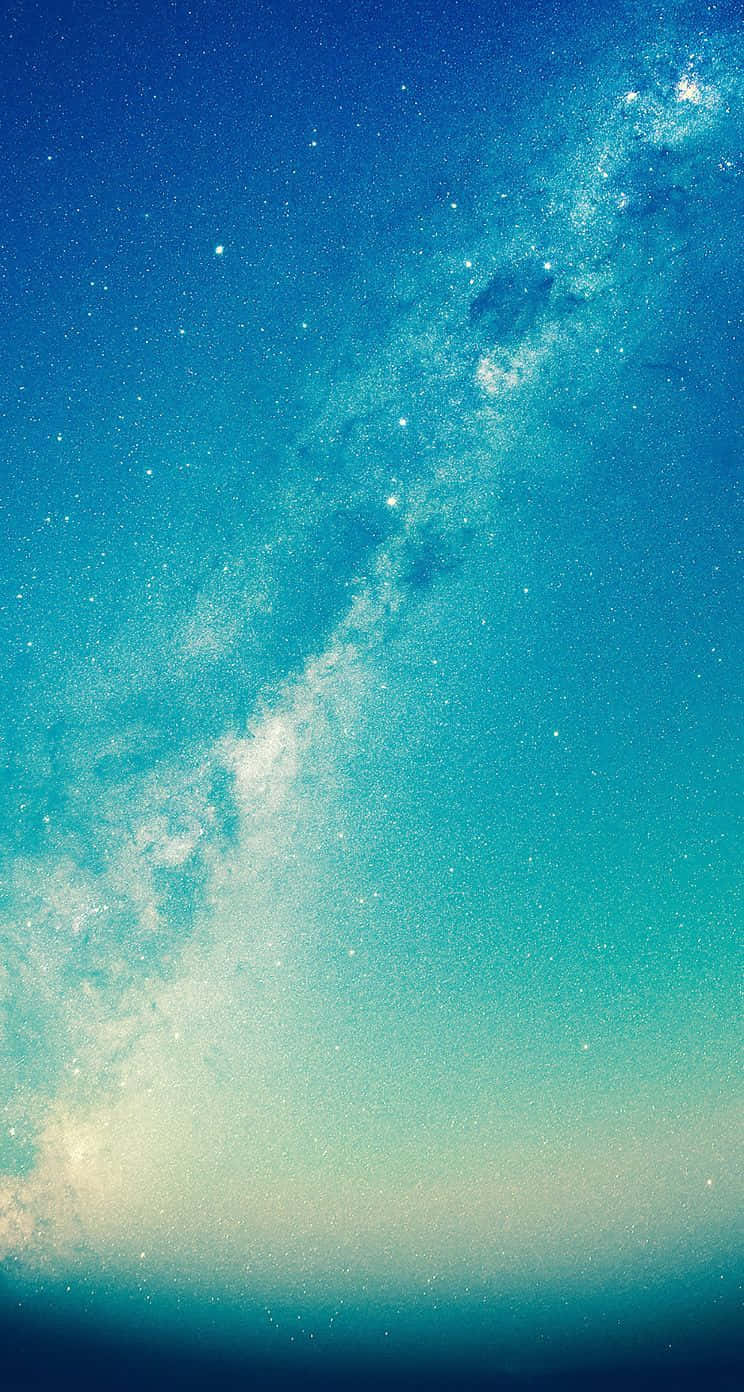 藍色星雲 iPhone 首頁 壁紙 — 令人嘆為觀止的銀河系景觀，斜向延伸穿過漸變的藍綠色和藍色夜空，點綴著星星。