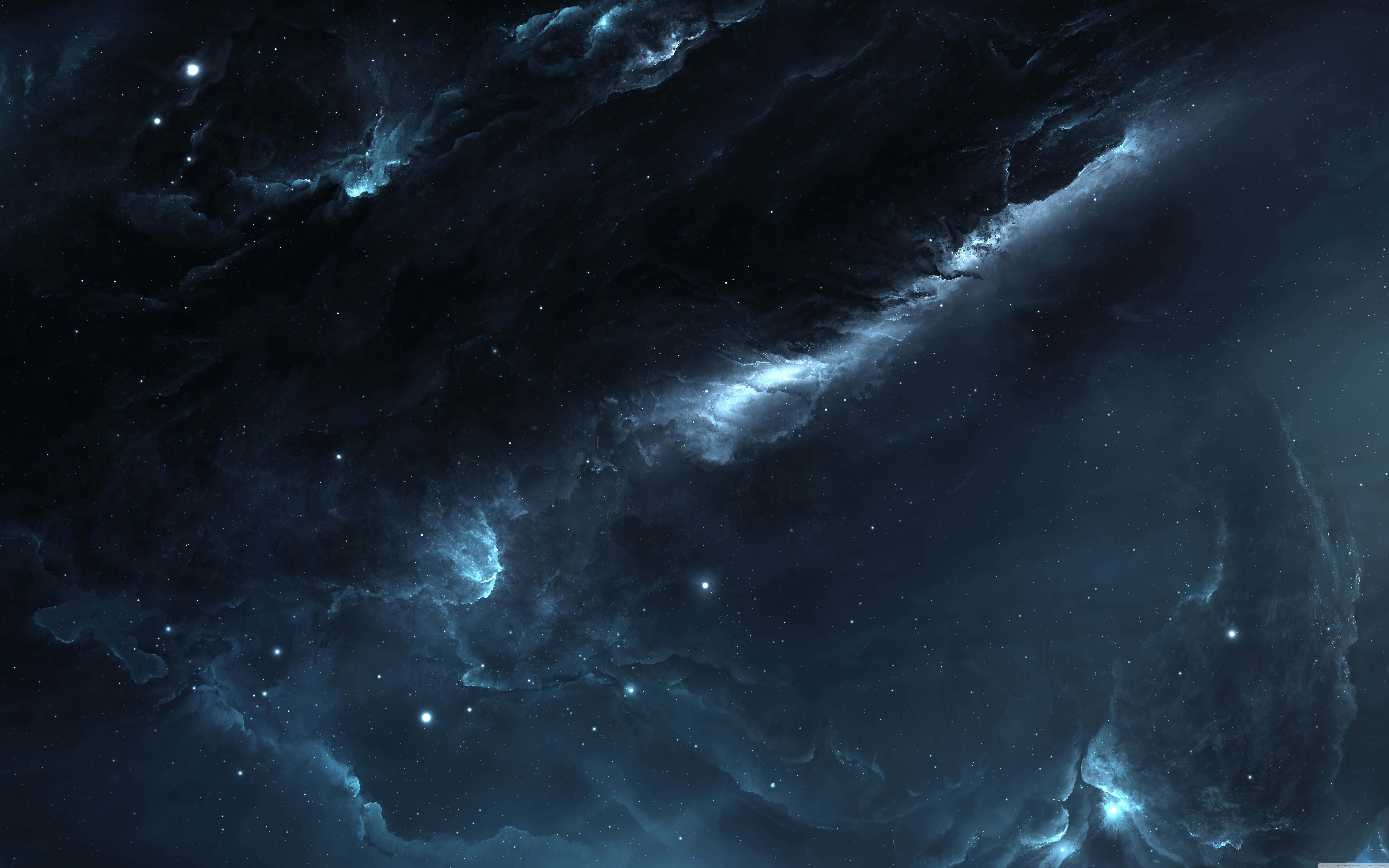 藍色星雲與星辰天體背景 壁紙 — 廣闊的宇宙星雲，在深邃的太空背景下，有發光的藍色雲團和散落的星星。
