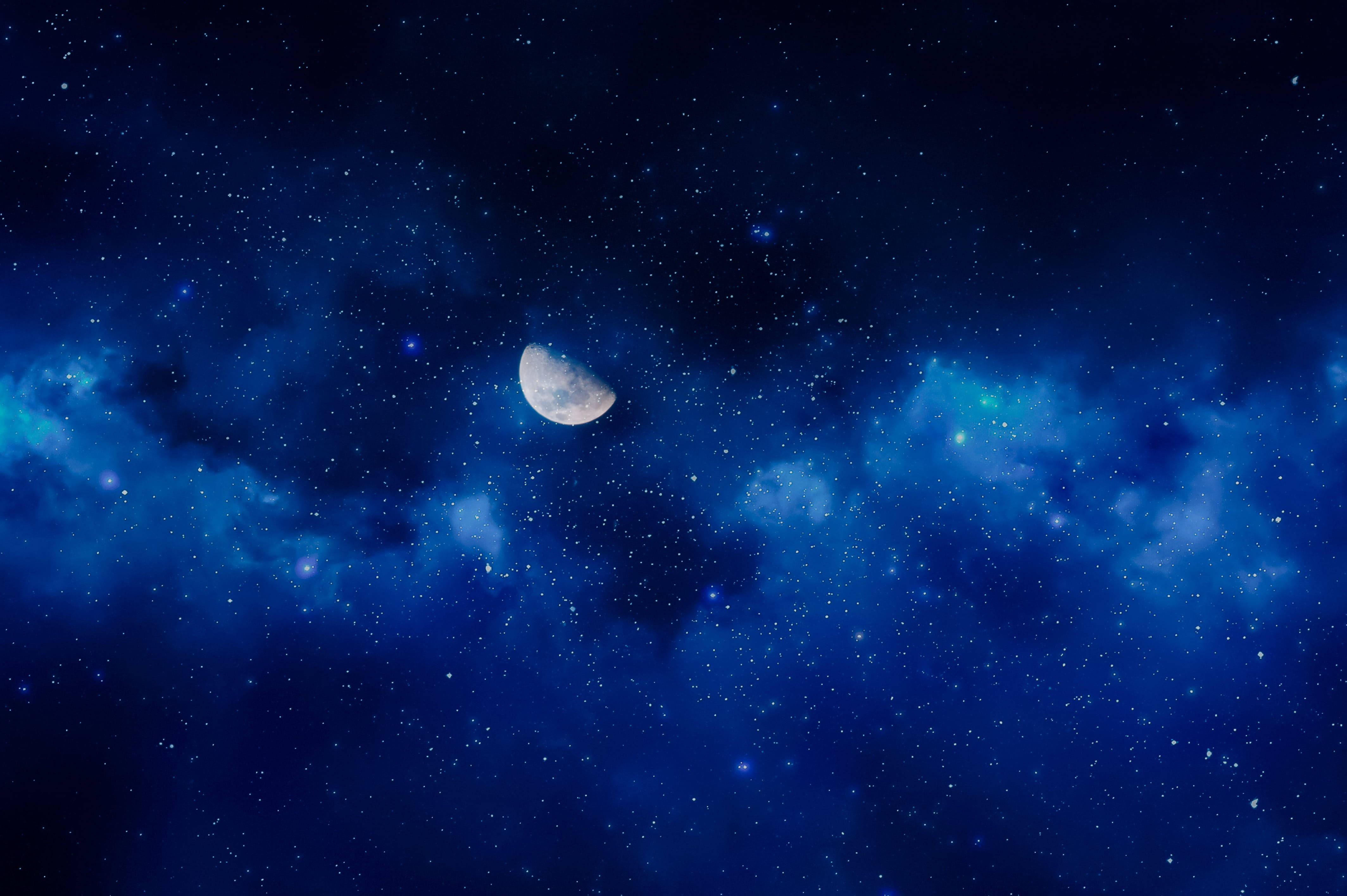 藍色星雲般天空月光4K 壁紙 — 一彎新月在旋轉的藍色星雲和無數閃爍的星星中，在廣闊的宇宙夜空中柔和地發光。