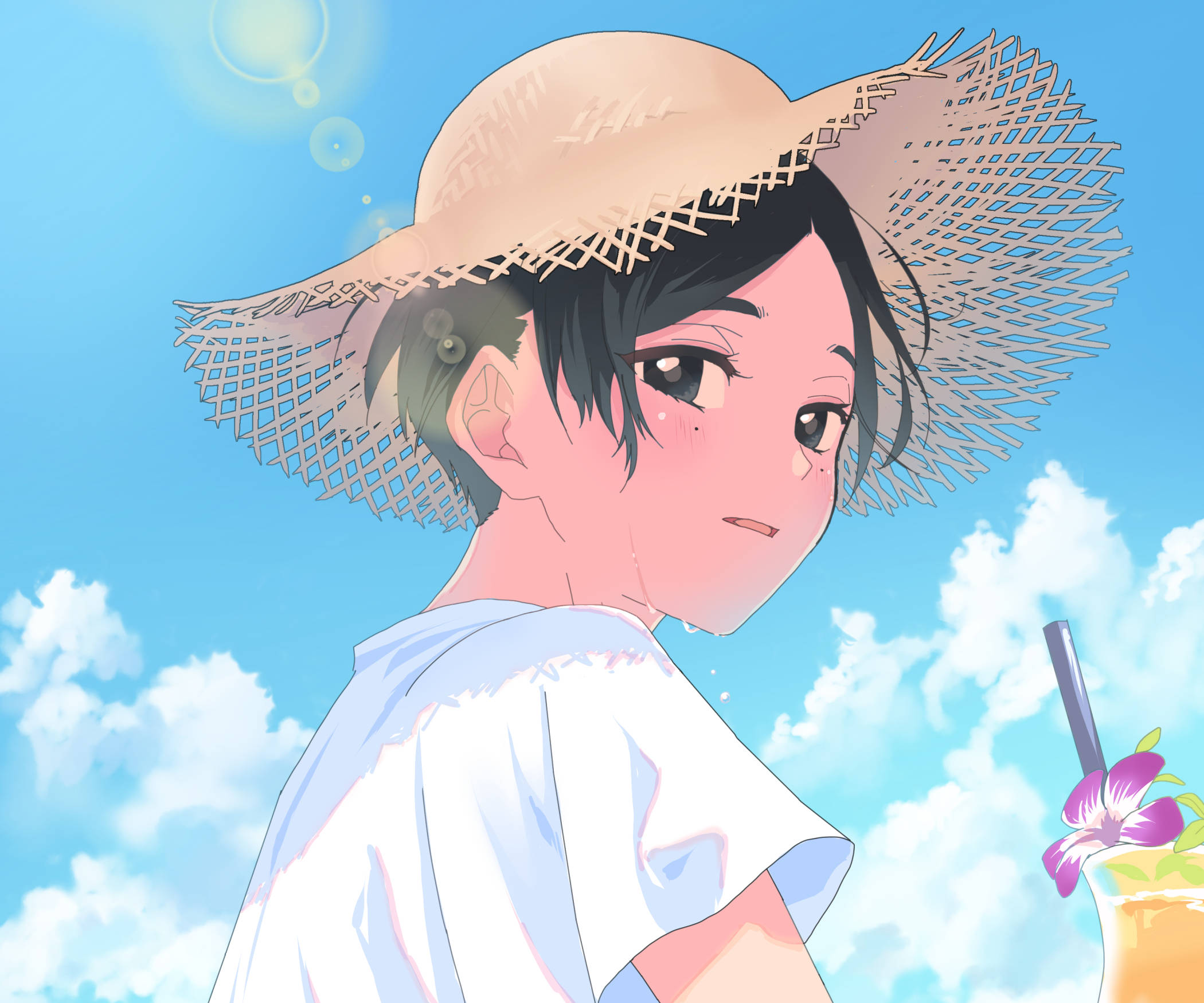 藍色時期 夏日與矢代 壁紙 — 一位戴草帽的年輕動漫女孩，在藍天白雲和一杯熱帶飲料旁若有所思地凝視。