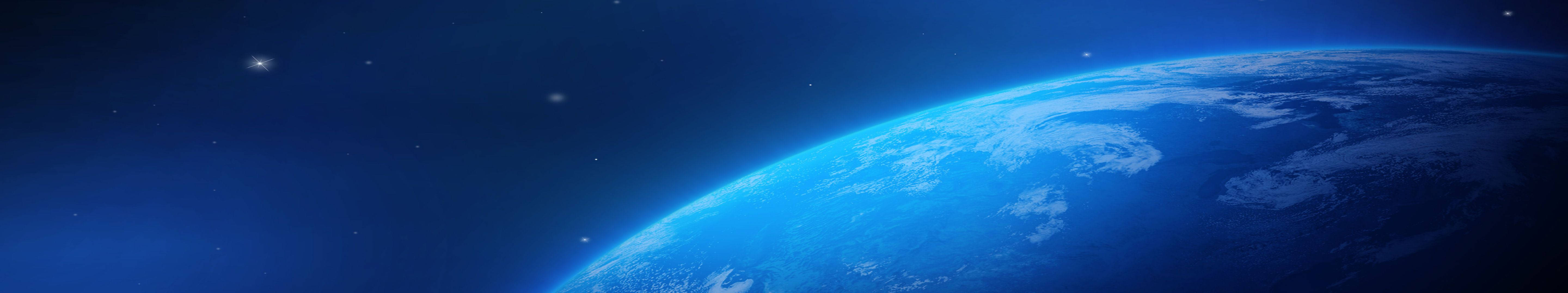 從太空看到的地球，在星空下呈現藍色海洋和白雲。