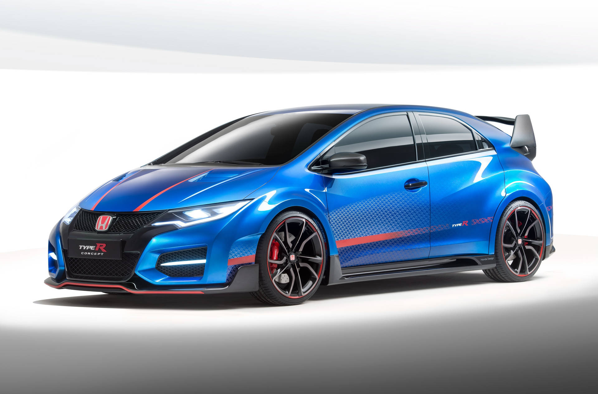 藍色本田 Type R 概念車，帶有紅色點綴和黑色輪圈，在工作室環境中。