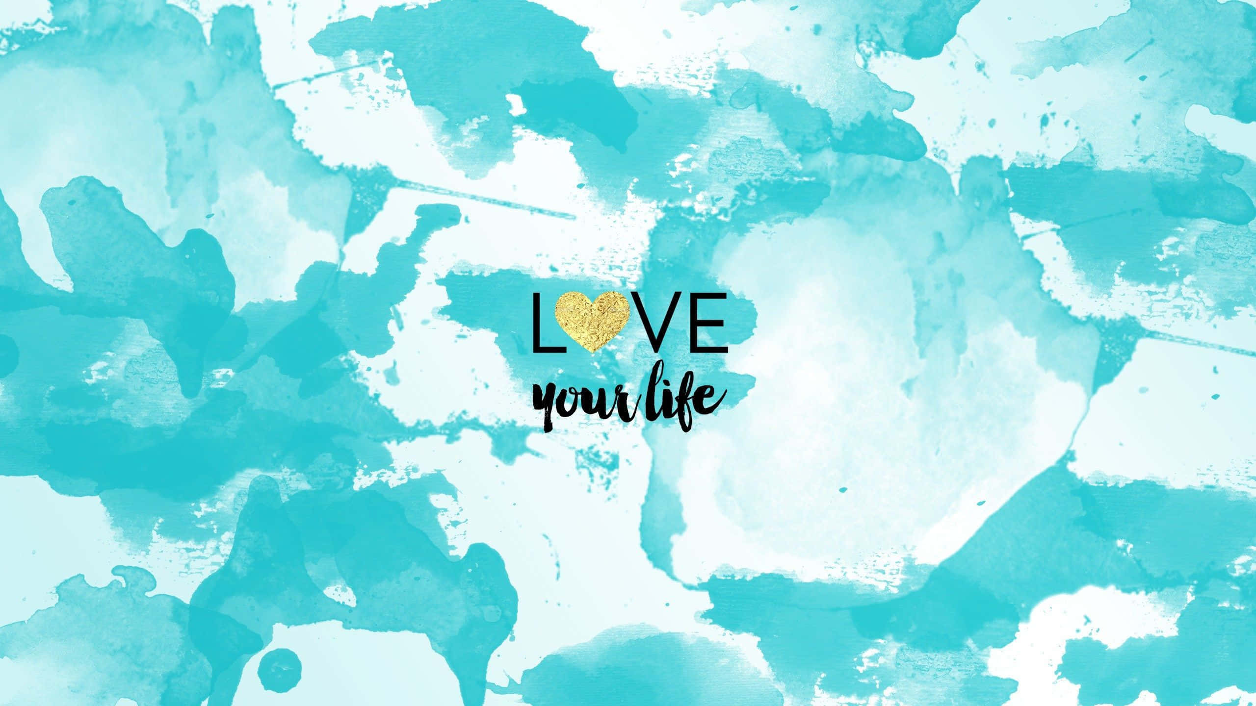 藍色柔霧背景 壁紙 — 一個藍綠色水彩潑濺背景，中央有 'LOVE your life' 字句，並以金色閃粉心形取代字母 O。