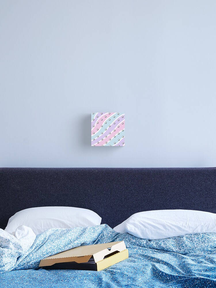 藍色柔霧風情床頭藝術品 壁紙 — 一個舒適的臥室場景，配有藍色圖案床、白色枕頭，以及牆上色彩繽紛的抽象藝術品。