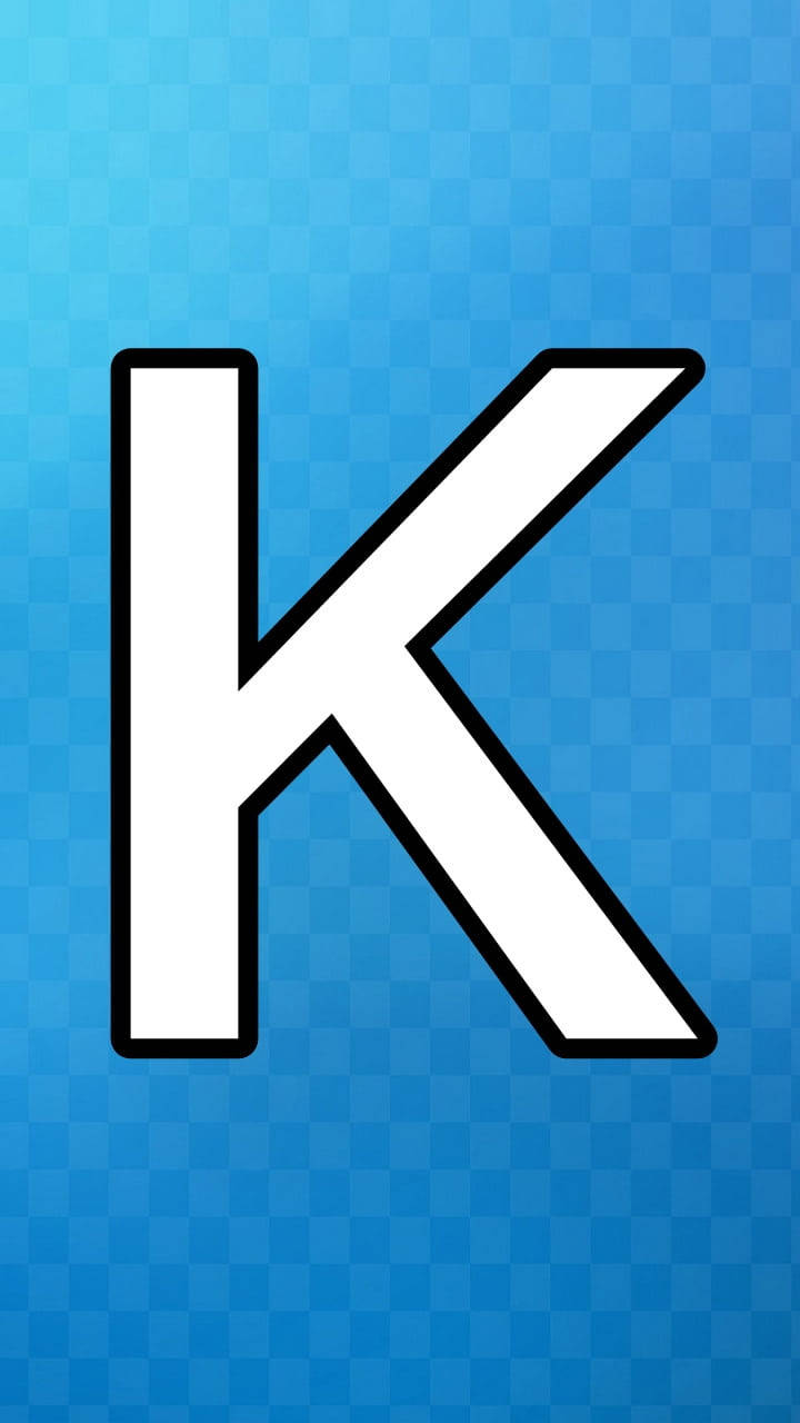 帶黑色輪廓的大型白色字母K，位於藍色格仔背景上。