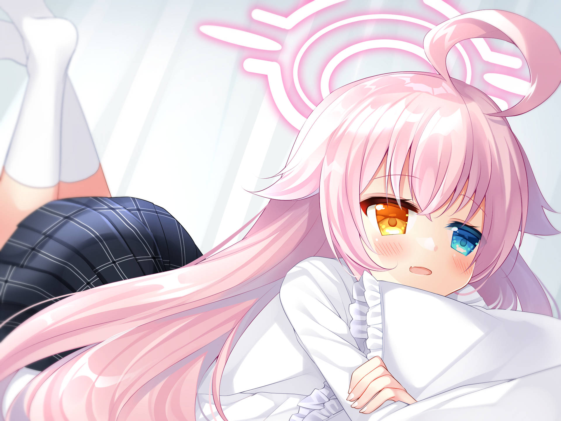 粉紅色頭髮、眼睛顏色不同的動漫女孩穿著校服，正在休息。