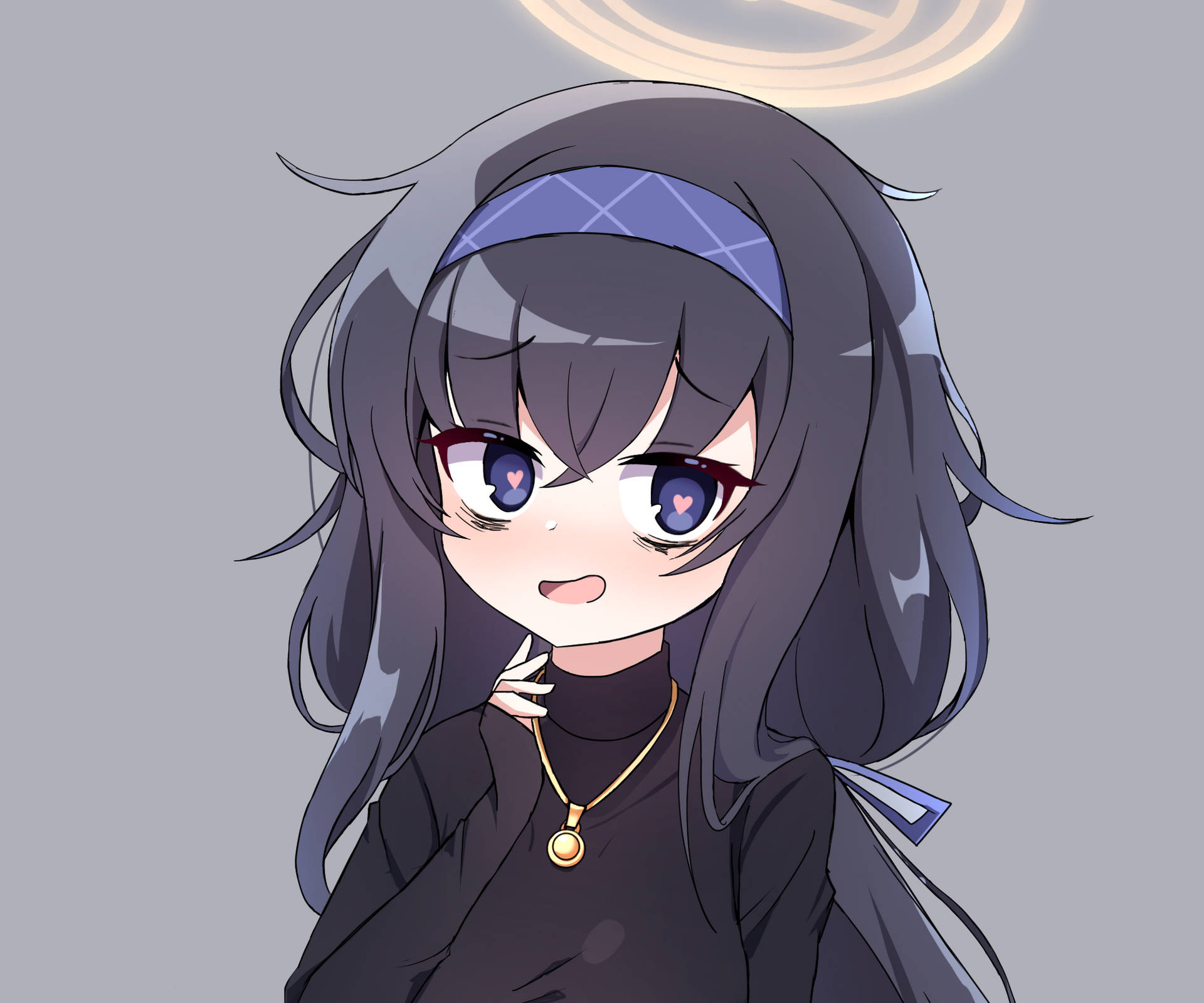 深色頭髮和心形瞳孔的動漫女孩，戴著藍色頭帶和金色項鍊。