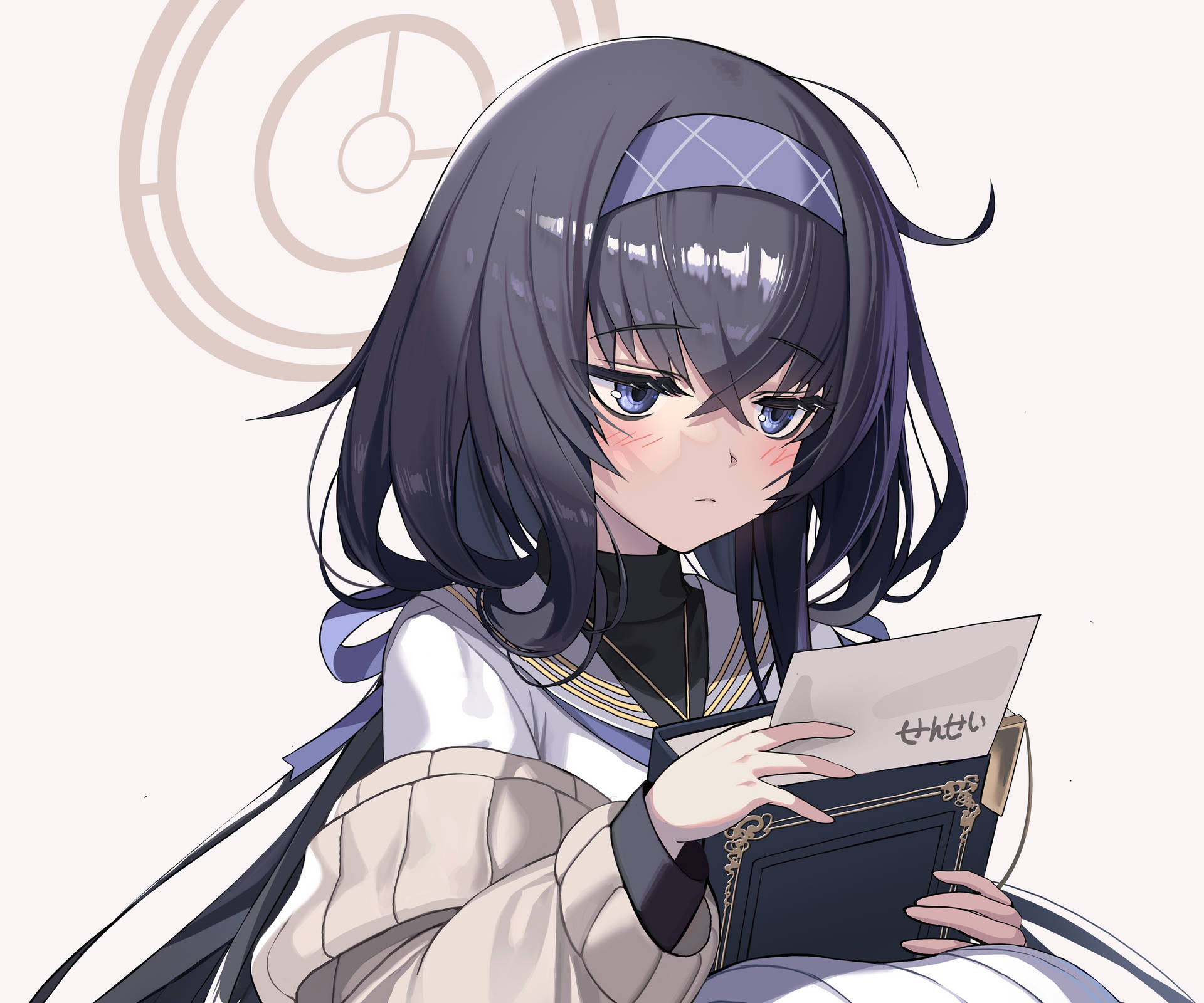 動漫女孩，黑髮藍眼，拿著一本書，書中有一封信寫著「せんせい」，她臉紅了。